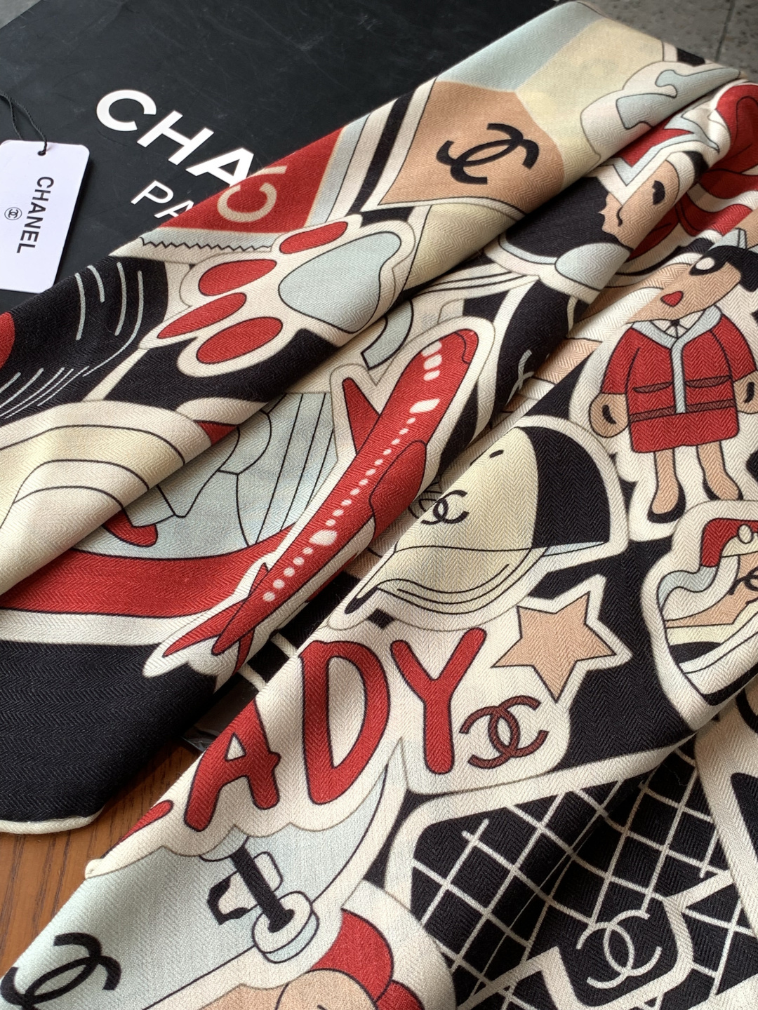 高级成衣系列～Chanel 【140双面同色丝绒披肩】此系列谱写一曲自由轻灵的赞歌本系列作品创新演绎品牌