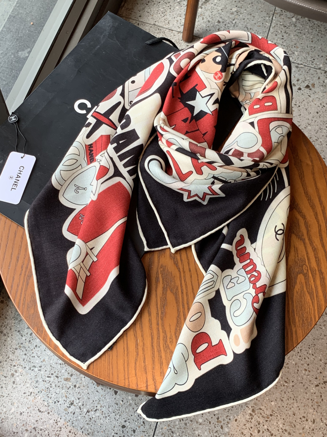 高级成衣系列～Chanel 【140双面同色丝绒披肩】此系列谱写一曲自由轻灵的赞歌本系列作品创新演绎品牌