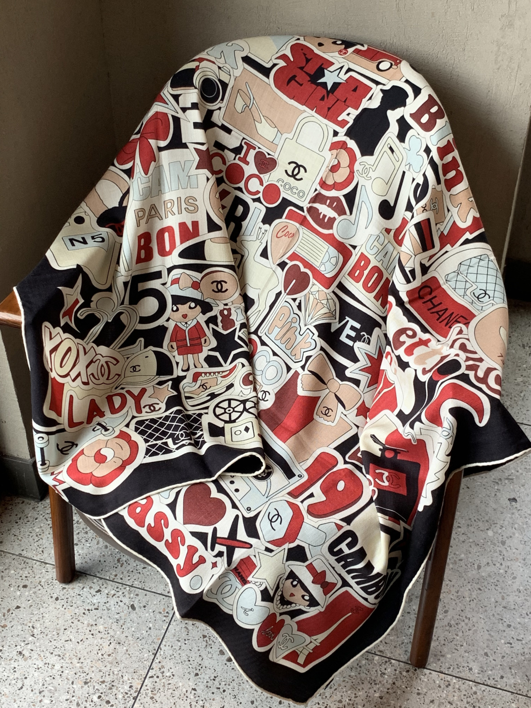 高级成衣系列～Chanel 【140双面同色丝绒披肩】此系列谱写一曲自由轻灵的赞歌本系列作品创新演绎品牌