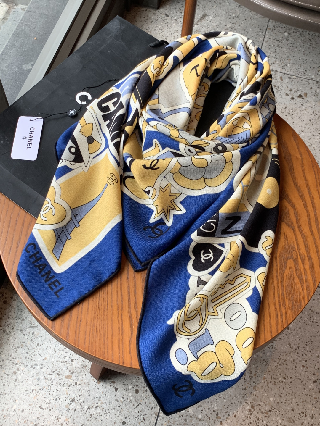 高级成衣系列～Chanel 【140双面同色丝绒披肩】此系列谱写一曲自由轻灵的赞歌本系列作品创新演绎品牌