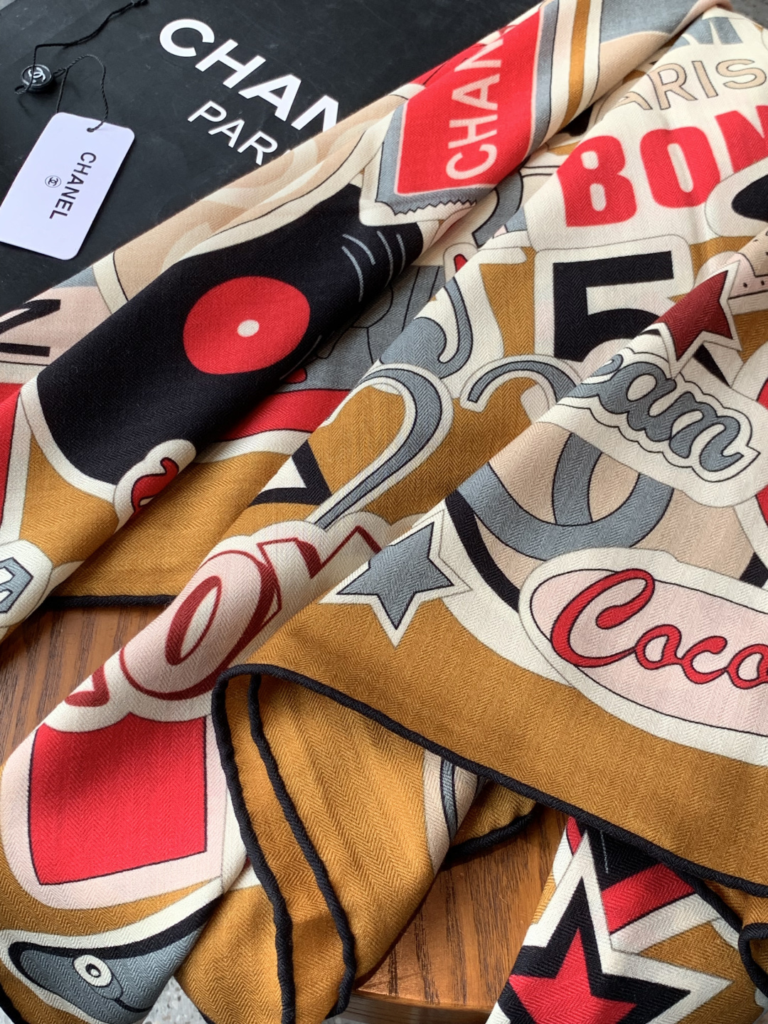 高级成衣系列～Chanel 【140双面同色丝绒披肩】此系列谱写一曲自由轻灵的赞歌本系列作品创新演绎品牌