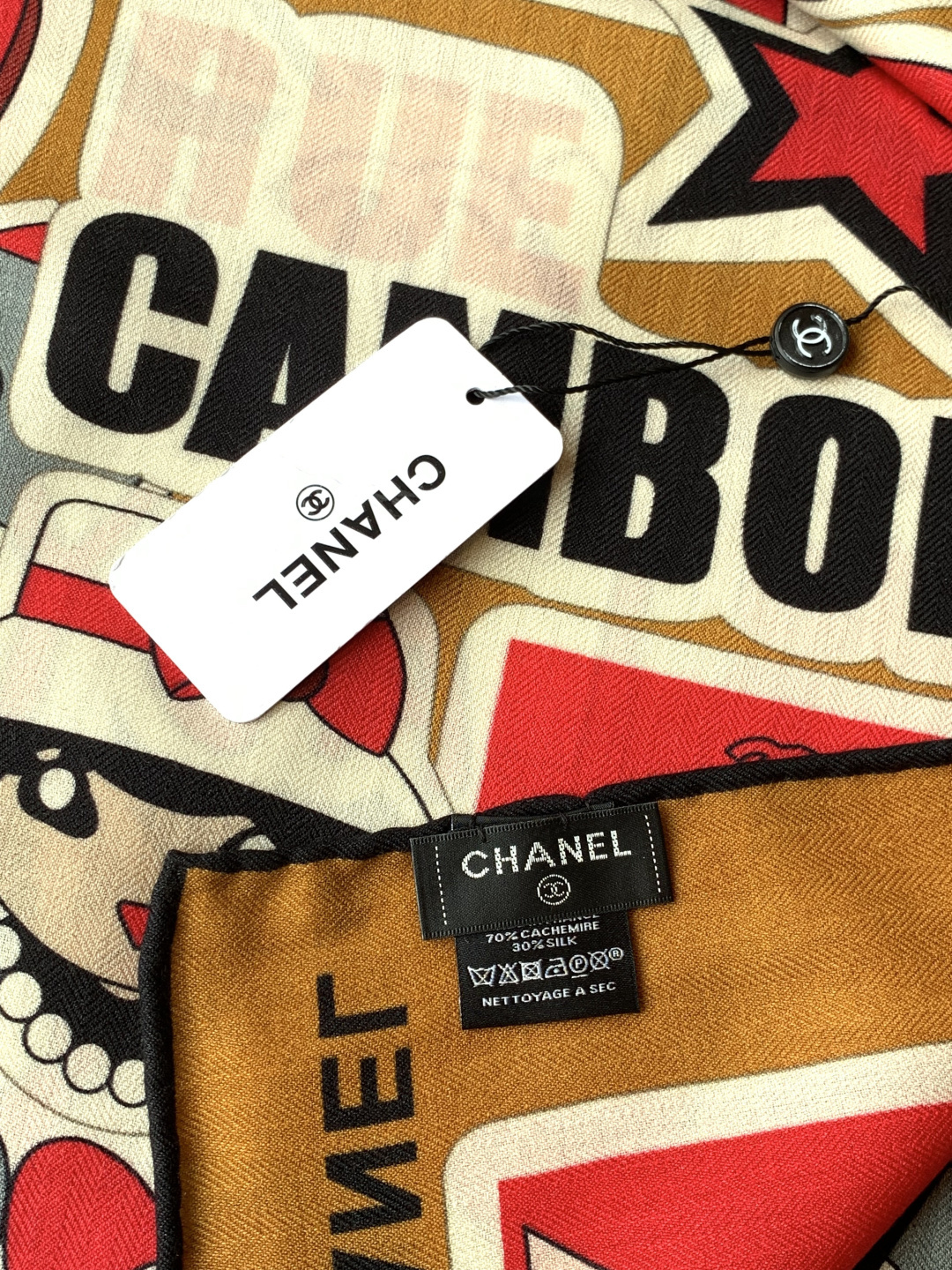 高级成衣系列～Chanel 【140双面同色丝绒披肩】此系列谱写一曲自由轻灵的赞歌本系列作品创新演绎品牌