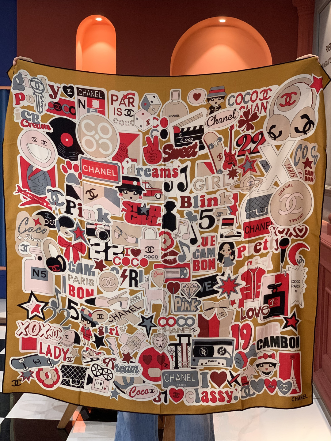 高级成衣系列～Chanel 【140双面同色丝绒披肩】此系列谱写一曲自由轻灵的赞歌本系列作品创新演绎品牌