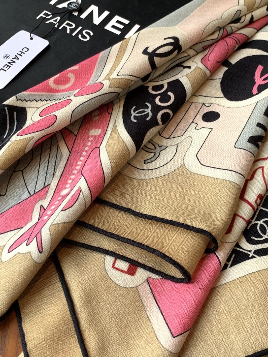 高级成衣系列～Chanel 【140双面同色丝绒披肩】此系列谱写一曲自由轻灵的赞歌本系列作品创新演绎品牌