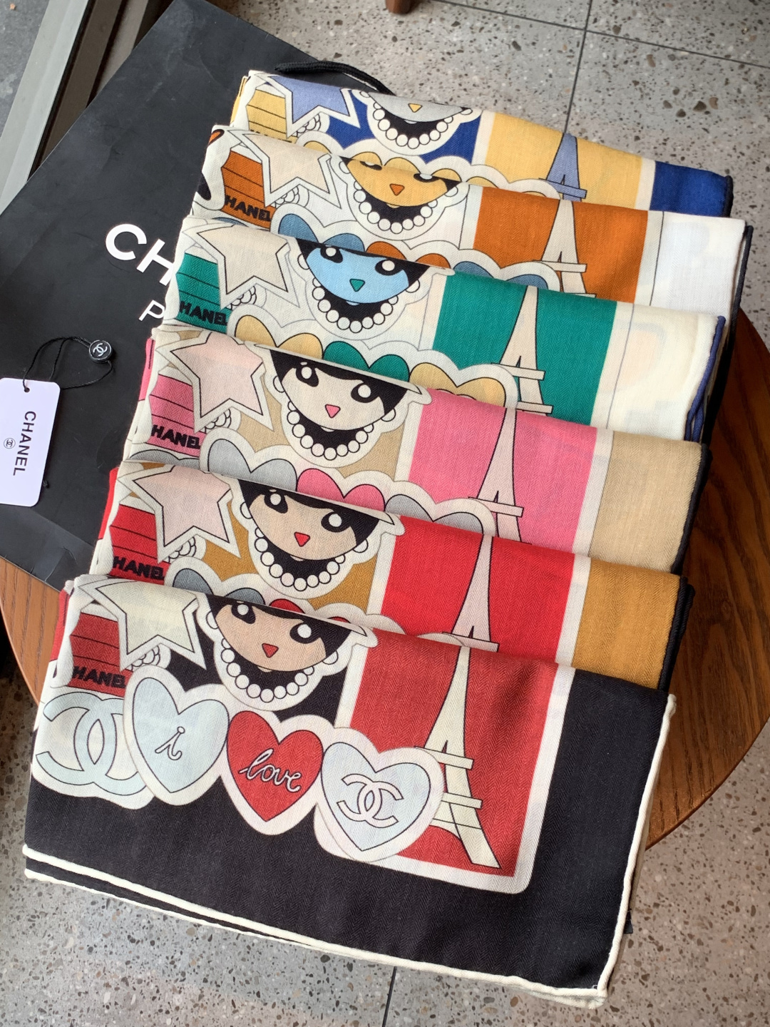 高级成衣系列～Chanel 【140双面同色丝绒披肩】此系列谱写一曲自由轻灵的赞歌本系列作品创新演绎品牌