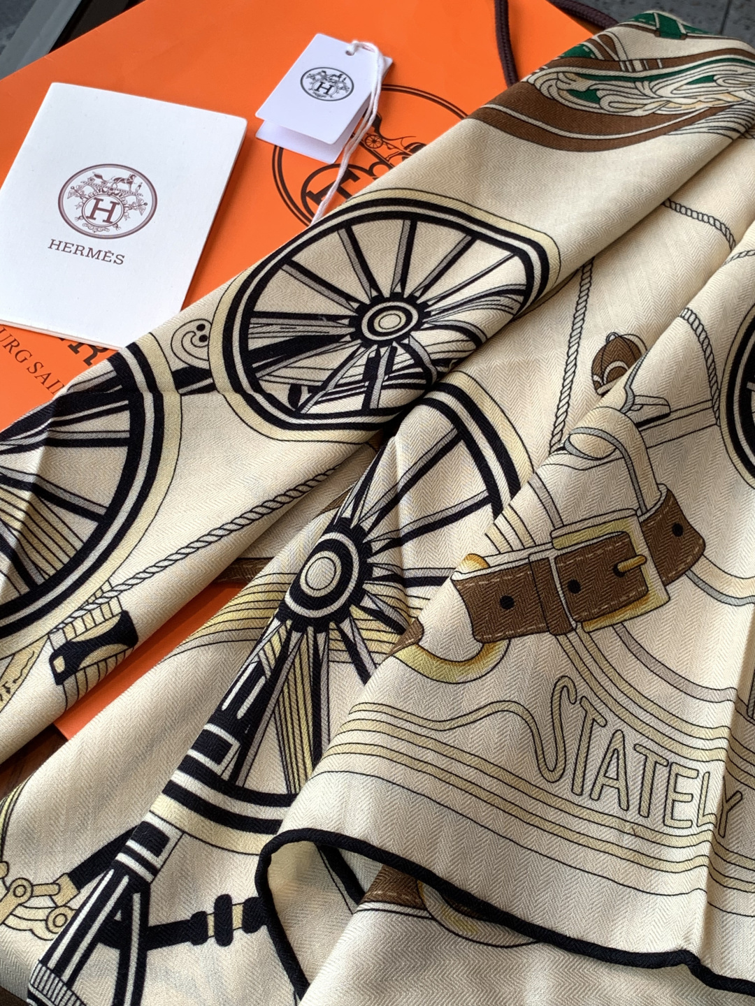 羊绒新款🆕👏👏买了都说好看‼️推荐💕爱马仕双面同色羊绒方巾【双面同色140】，顶级工艺超值‼️爱马仕专柜