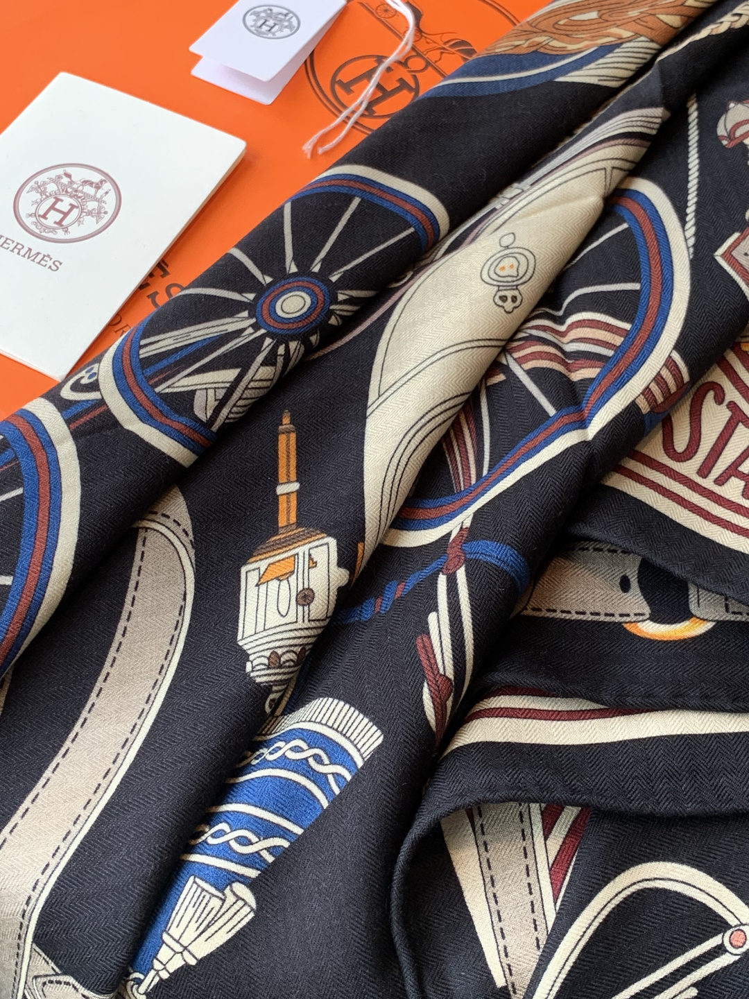 羊绒新款🆕👏👏买了都说好看‼️推荐💕爱马仕双面同色羊绒方巾【双面同色140】，顶级工艺超值‼️爱马仕专柜