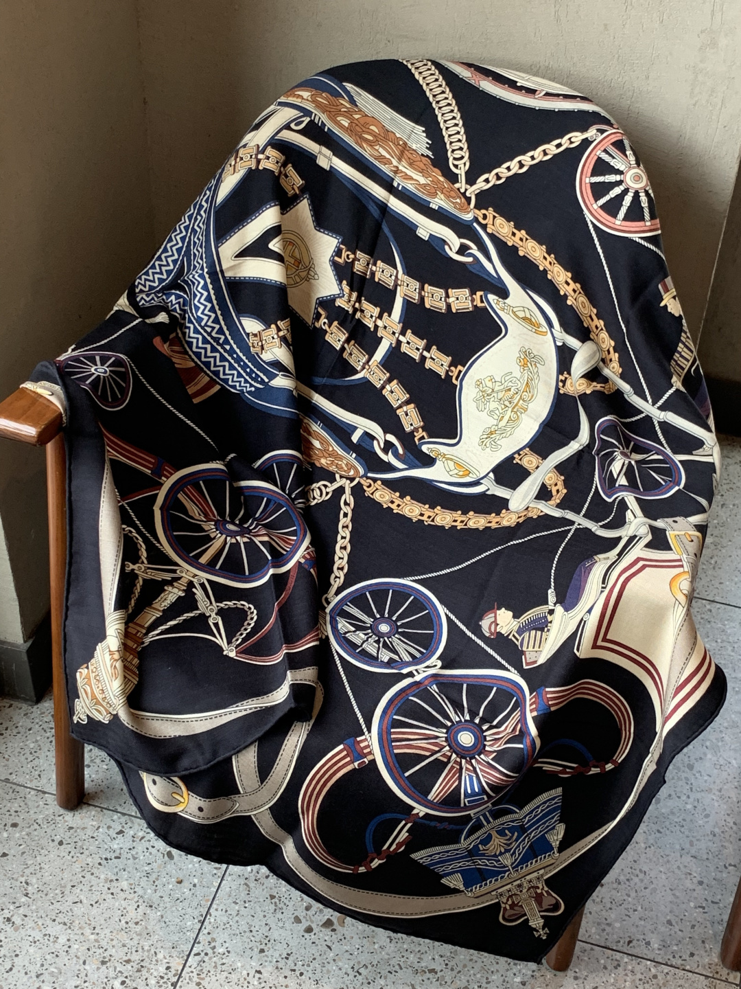 羊绒新款🆕👏👏买了都说好看‼️推荐💕爱马仕双面同色羊绒方巾【双面同色140】，顶级工艺超值‼️爱马仕专柜