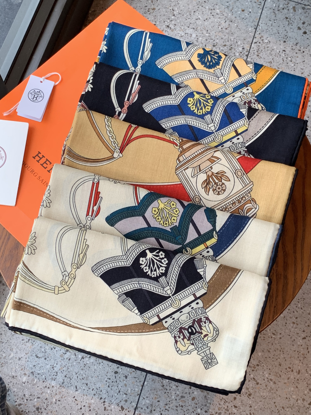 羊绒新款🆕👏👏买了都说好看‼️推荐💕爱马仕双面同色羊绒方巾【双面同色140】，顶级工艺超值‼️爱马仕专柜