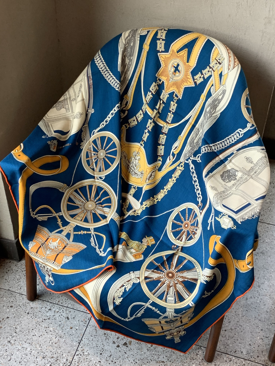 羊绒新款🆕👏👏买了都说好看‼️推荐💕爱马仕双面同色羊绒方巾【双面同色140】，顶级工艺超值‼️爱马仕专柜