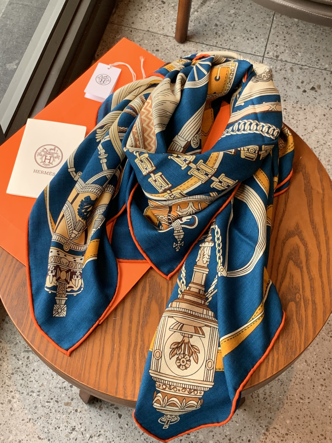 羊绒新款🆕👏👏买了都说好看‼️推荐💕爱马仕双面同色羊绒方巾【双面同色140】，顶级工艺超值‼️爱马仕专柜