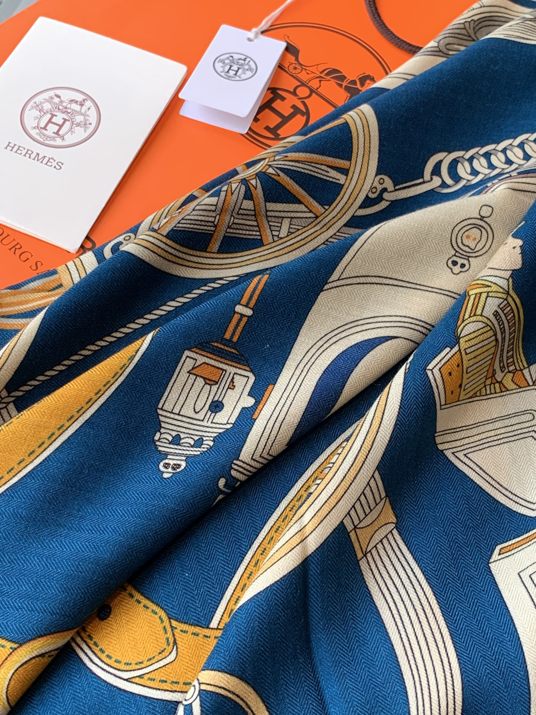 羊绒新款🆕👏👏买了都说好看‼️推荐💕爱马仕双面同色羊绒方巾【双面同色140】，顶级工艺超值‼️爱马仕专柜