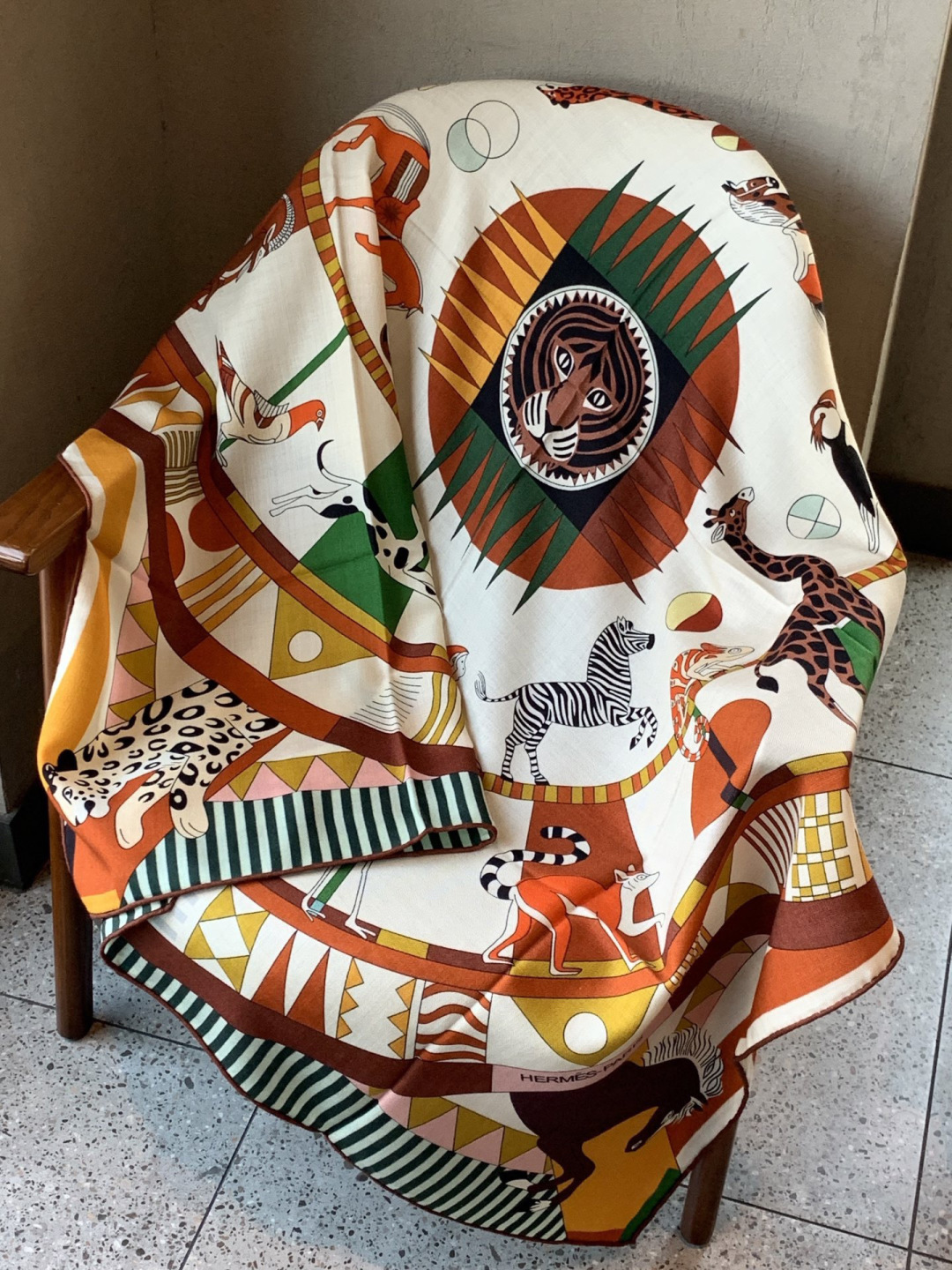 羊绒新款🆕👏👏买了都说好看‼️推荐💕爱马仕双面同色羊绒方巾【双面同色140】，顶级工艺超值‼️爱马仕专柜