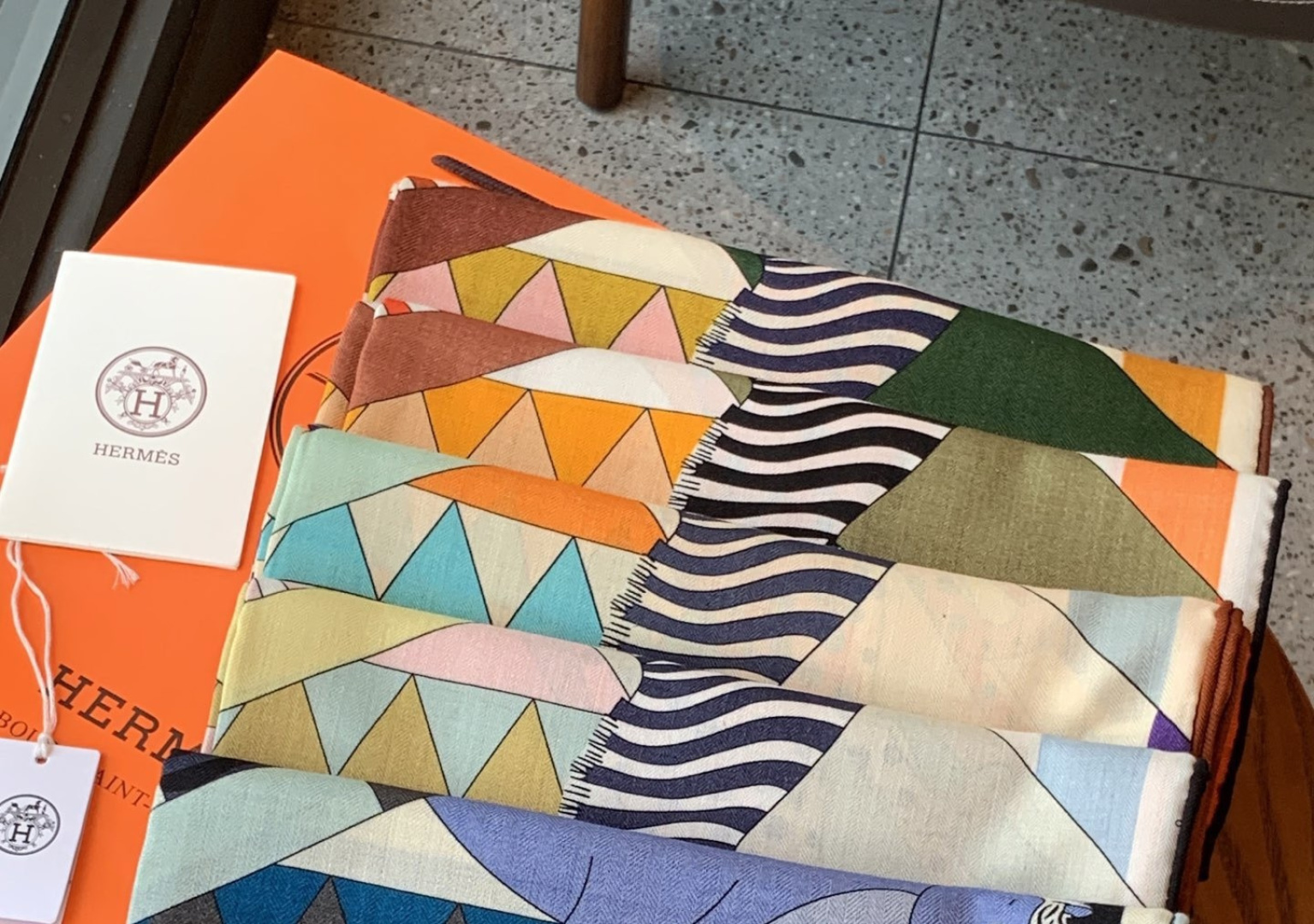 羊绒新款🆕👏👏买了都说好看‼️推荐💕爱马仕双面同色羊绒方巾【双面同色140】，顶级工艺超值‼️爱马仕专柜