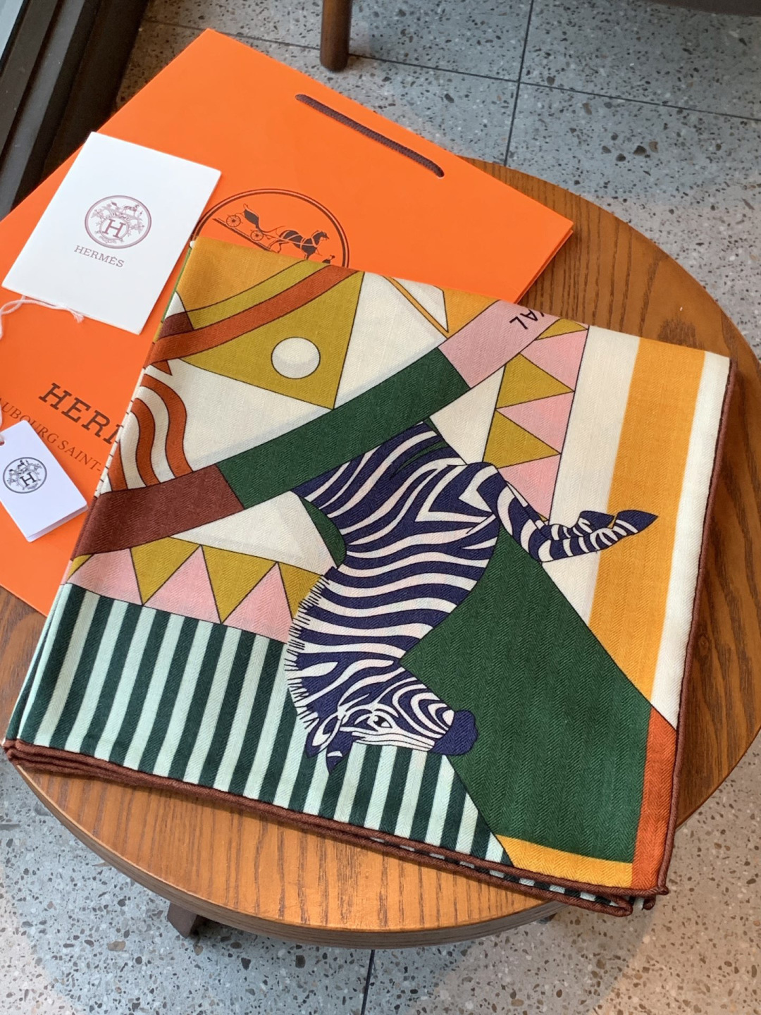 羊绒新款🆕👏👏买了都说好看‼️推荐💕爱马仕双面同色羊绒方巾【双面同色140】，顶级工艺超值‼️爱马仕专柜