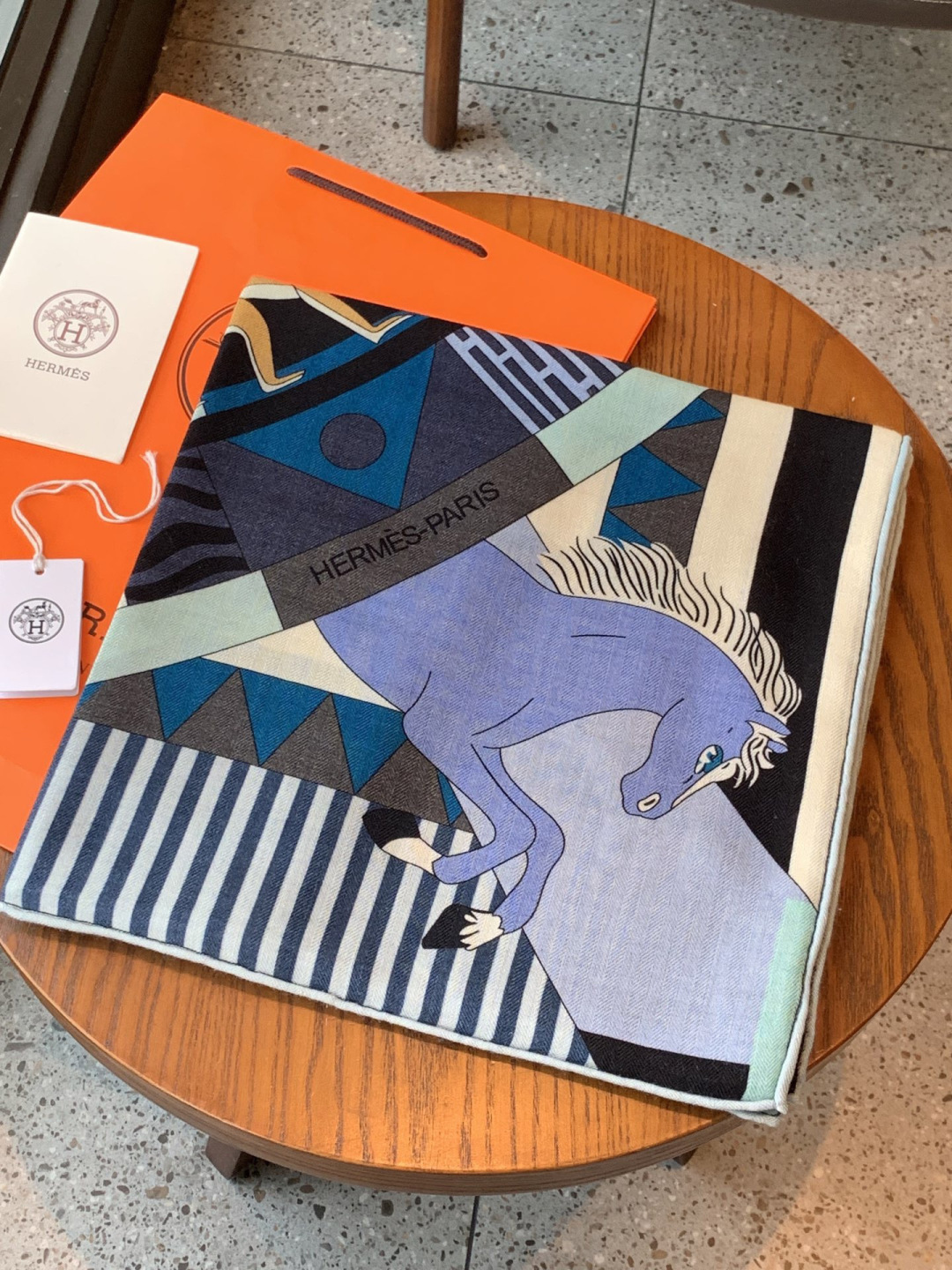 羊绒新款🆕👏👏买了都说好看‼️推荐💕爱马仕双面同色羊绒方巾【双面同色140】，顶级工艺超值‼️爱马仕专柜