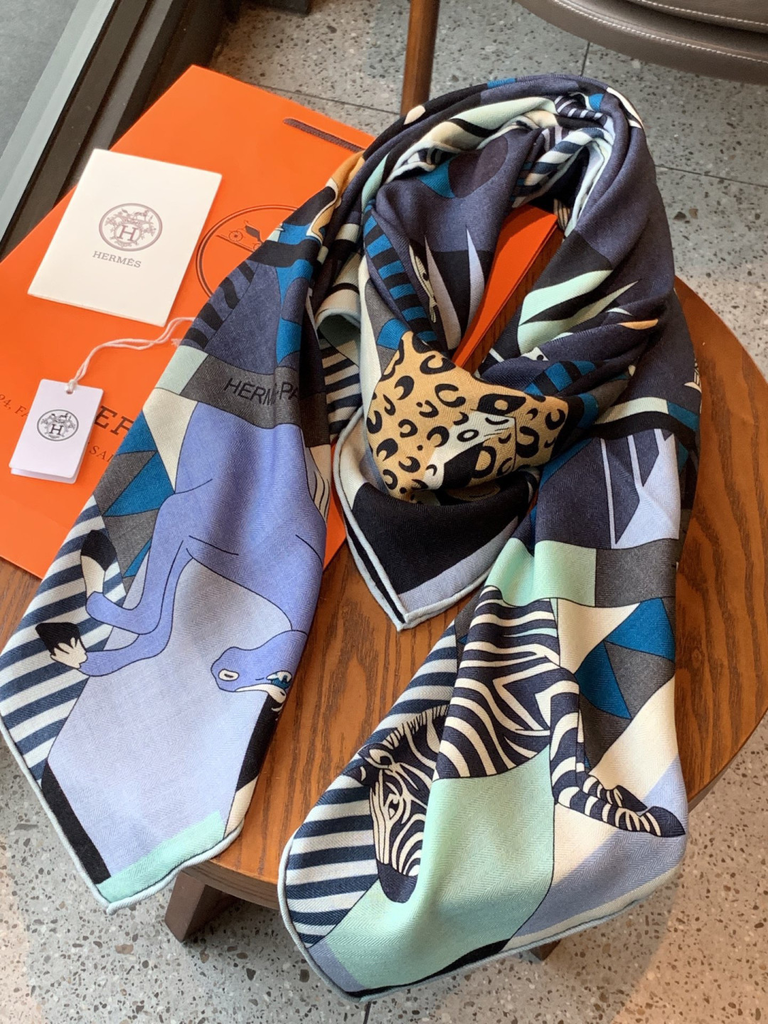 羊绒新款🆕👏👏买了都说好看‼️推荐💕爱马仕双面同色羊绒方巾【双面同色140】，顶级工艺超值‼️爱马仕专柜