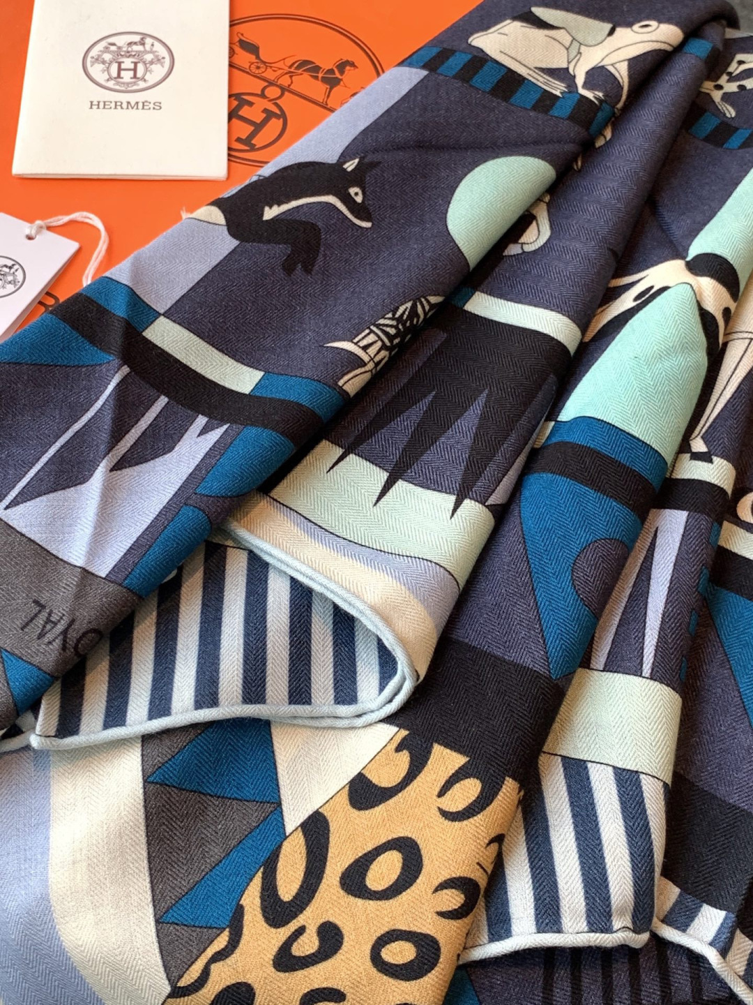 羊绒新款🆕👏👏买了都说好看‼️推荐💕爱马仕双面同色羊绒方巾【双面同色140】，顶级工艺超值‼️爱马仕专柜