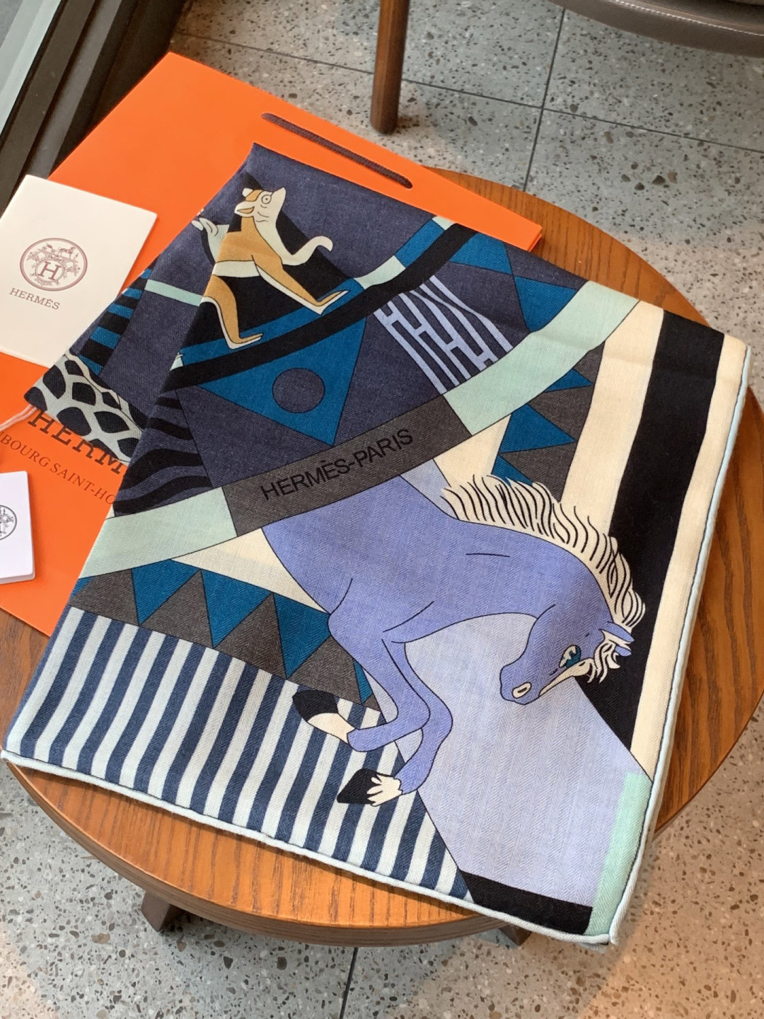 羊绒新款🆕👏👏买了都说好看‼️推荐💕爱马仕双面同色羊绒方巾【双面同色140】，顶级工艺超值‼️爱马仕专柜