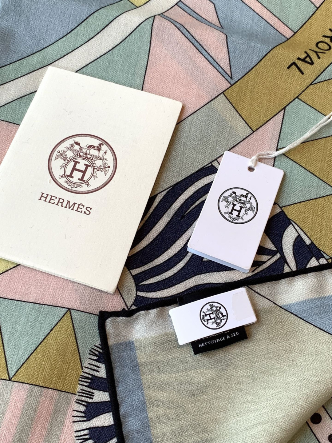 羊绒新款🆕👏👏买了都说好看‼️推荐💕爱马仕双面同色羊绒方巾【双面同色140】，顶级工艺超值‼️爱马仕专柜