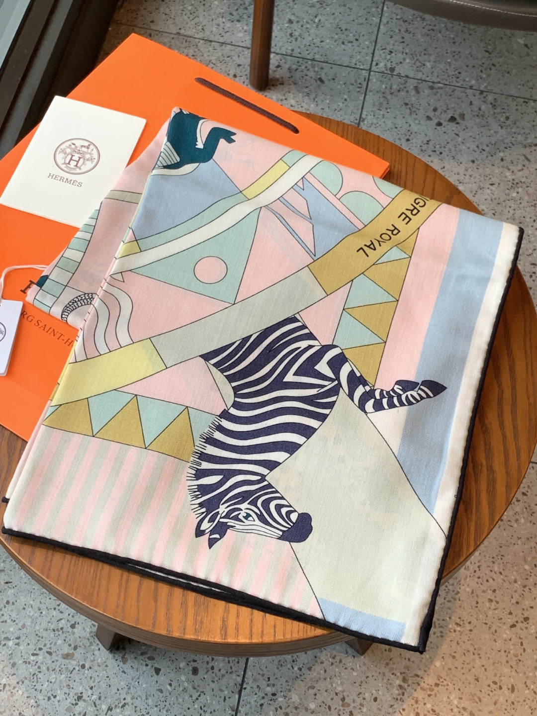 羊绒新款🆕👏👏买了都说好看‼️推荐💕爱马仕双面同色羊绒方巾【双面同色140】，顶级工艺超值‼️爱马仕专柜