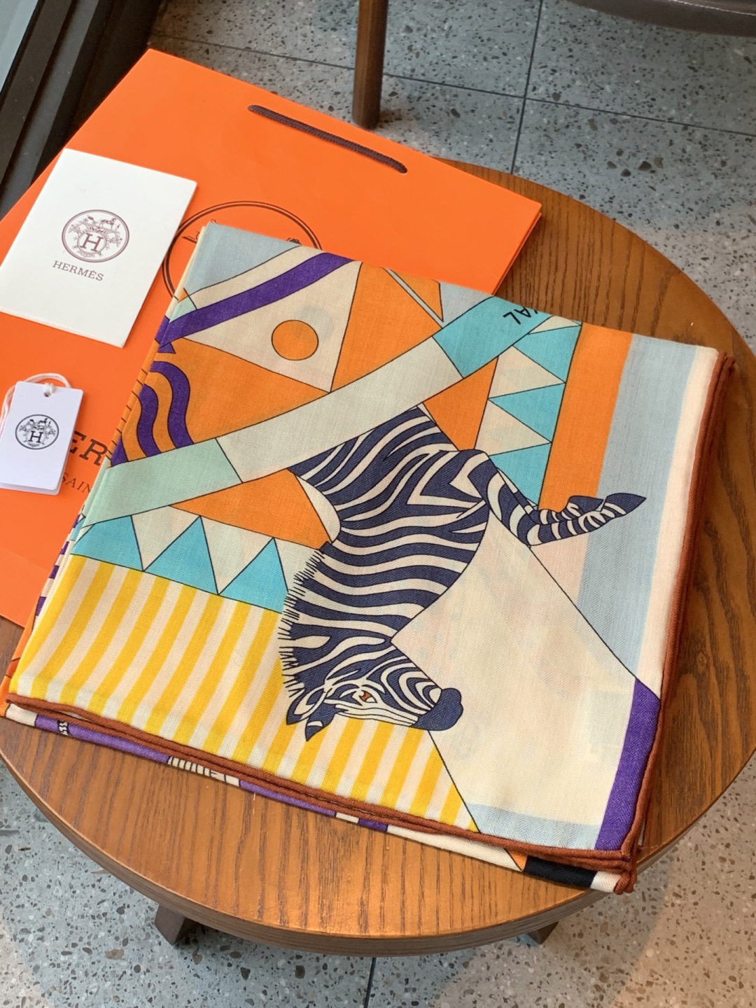 羊绒新款🆕👏👏买了都说好看‼️推荐💕爱马仕双面同色羊绒方巾【双面同色140】，顶级工艺超值‼️爱马仕专柜