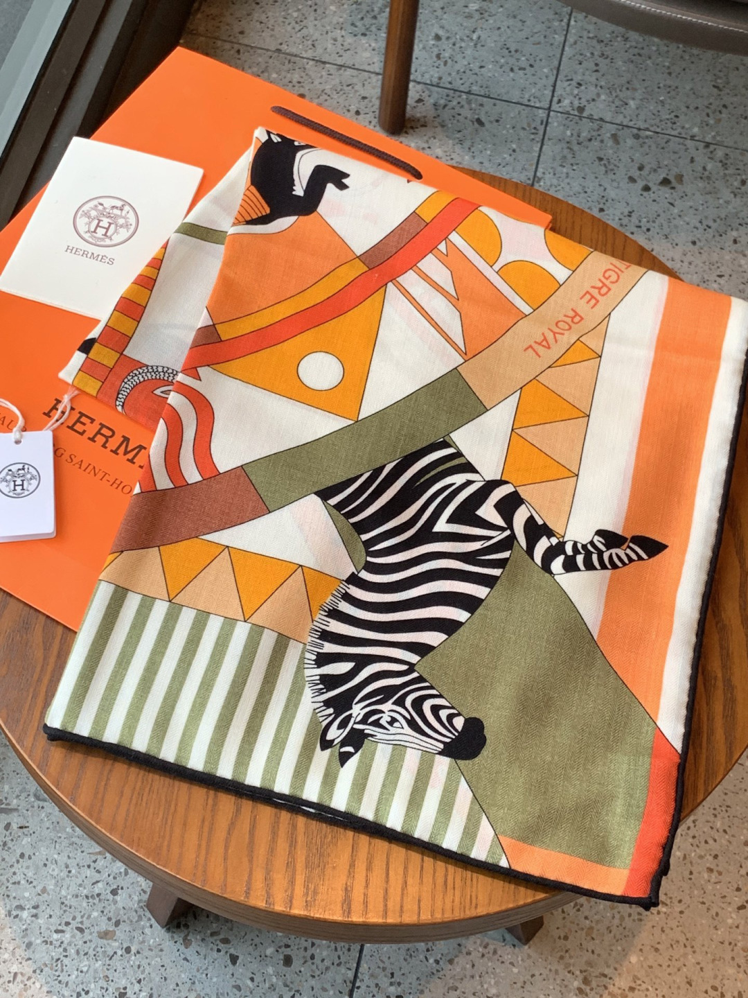 羊绒新款🆕👏👏买了都说好看‼️推荐💕爱马仕双面同色羊绒方巾【双面同色140】，顶级工艺超值‼️爱马仕专柜