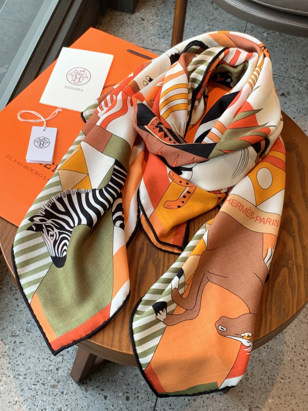 羊绒新款🆕👏👏买了都说好看‼️推荐💕爱马仕双面同色羊绒方巾【双面同色140】，顶级工艺超值‼️爱马仕专柜