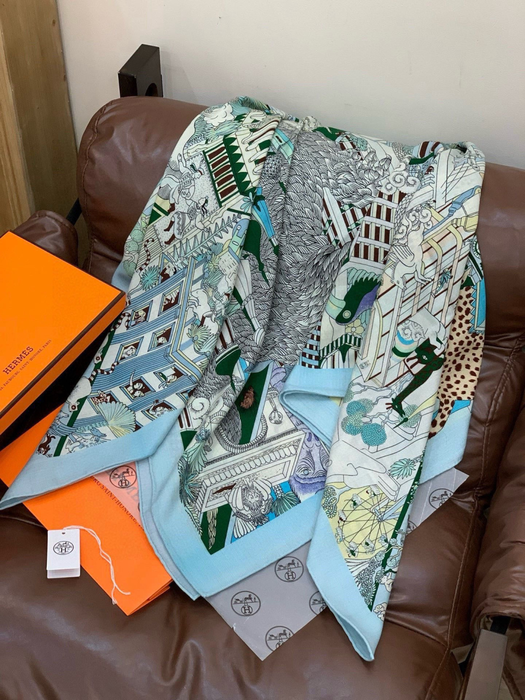 羊绒新款🆕👏👏买了都说好看‼️推荐💕爱马仕双面同色羊绒方巾【动物之城双面同色140】，顶级工艺超值‼️爱