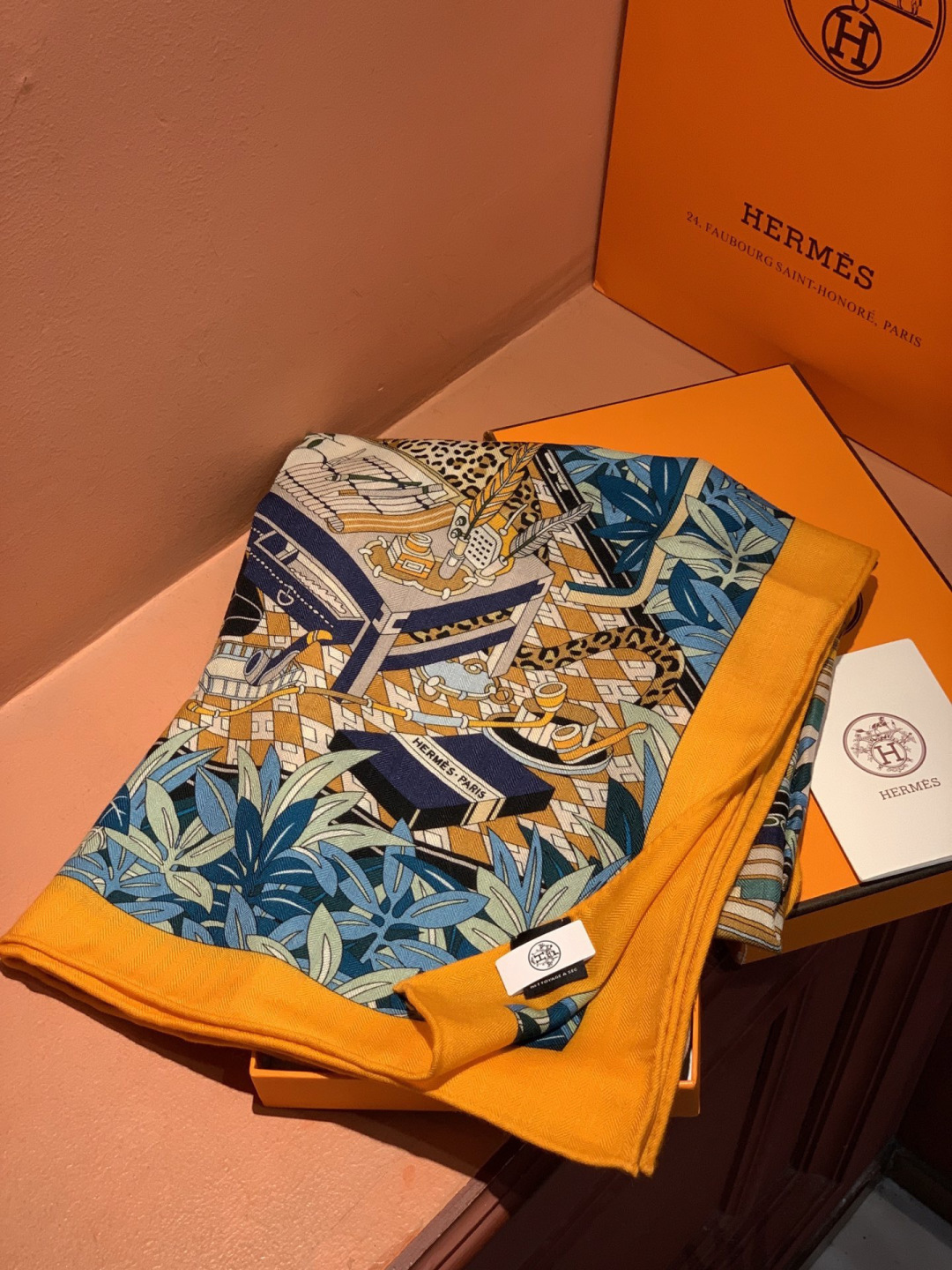 爱马仕新款双面同色 品名：十二花豹 面料：丝羊绒尺寸：140*140十二只花豹享受惬意休憩的时光。它们慵