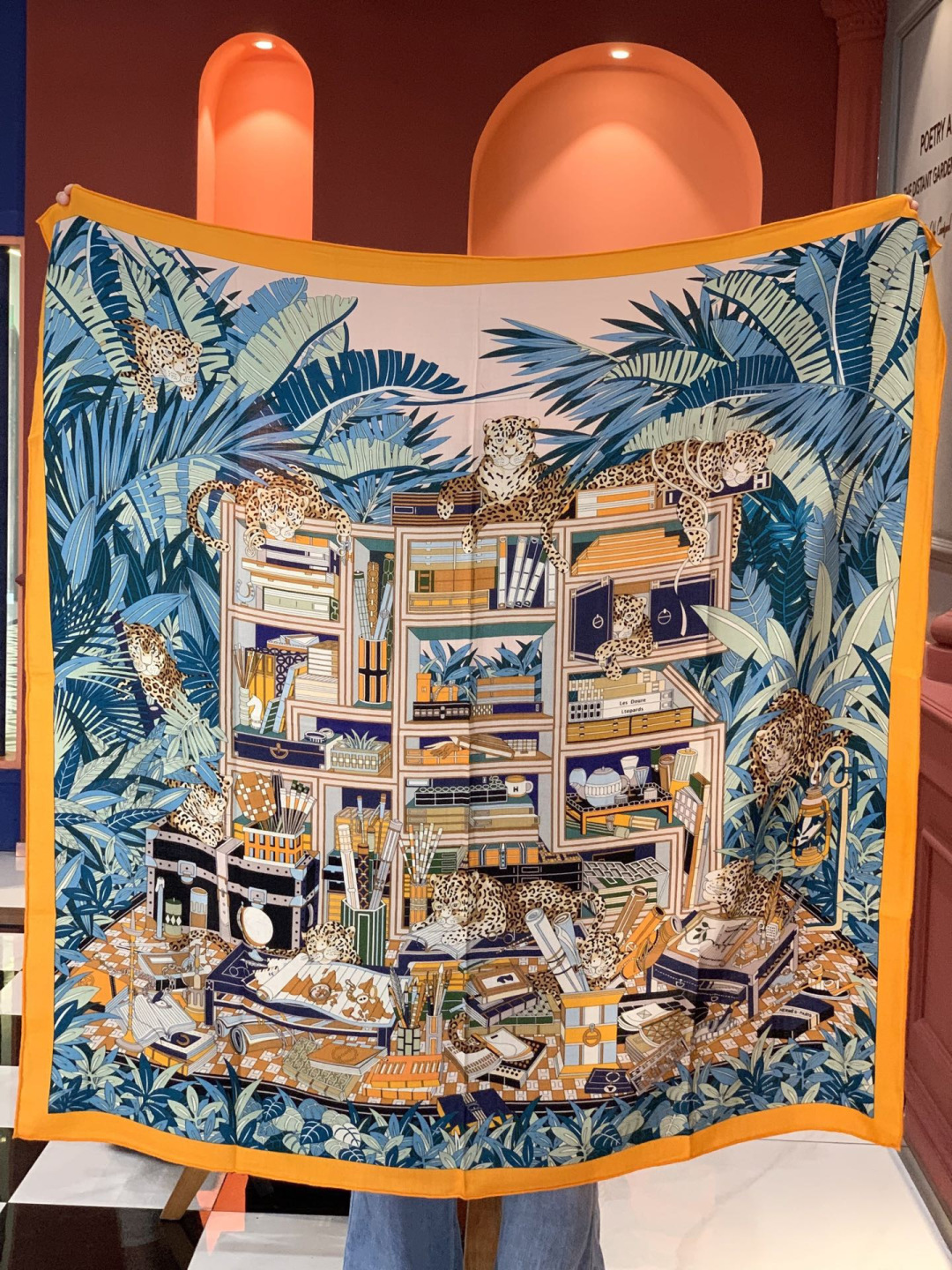 爱马仕新款双面同色 品名：十二花豹 面料：丝羊绒尺寸：140*140十二只花豹享受惬意休憩的时光。它们慵