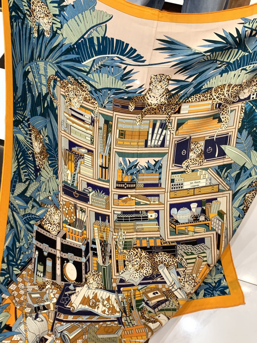 爱马仕新款双面同色 品名：十二花豹 面料：丝羊绒尺寸：140*140十二只花豹享受惬意休憩的时光。它们慵