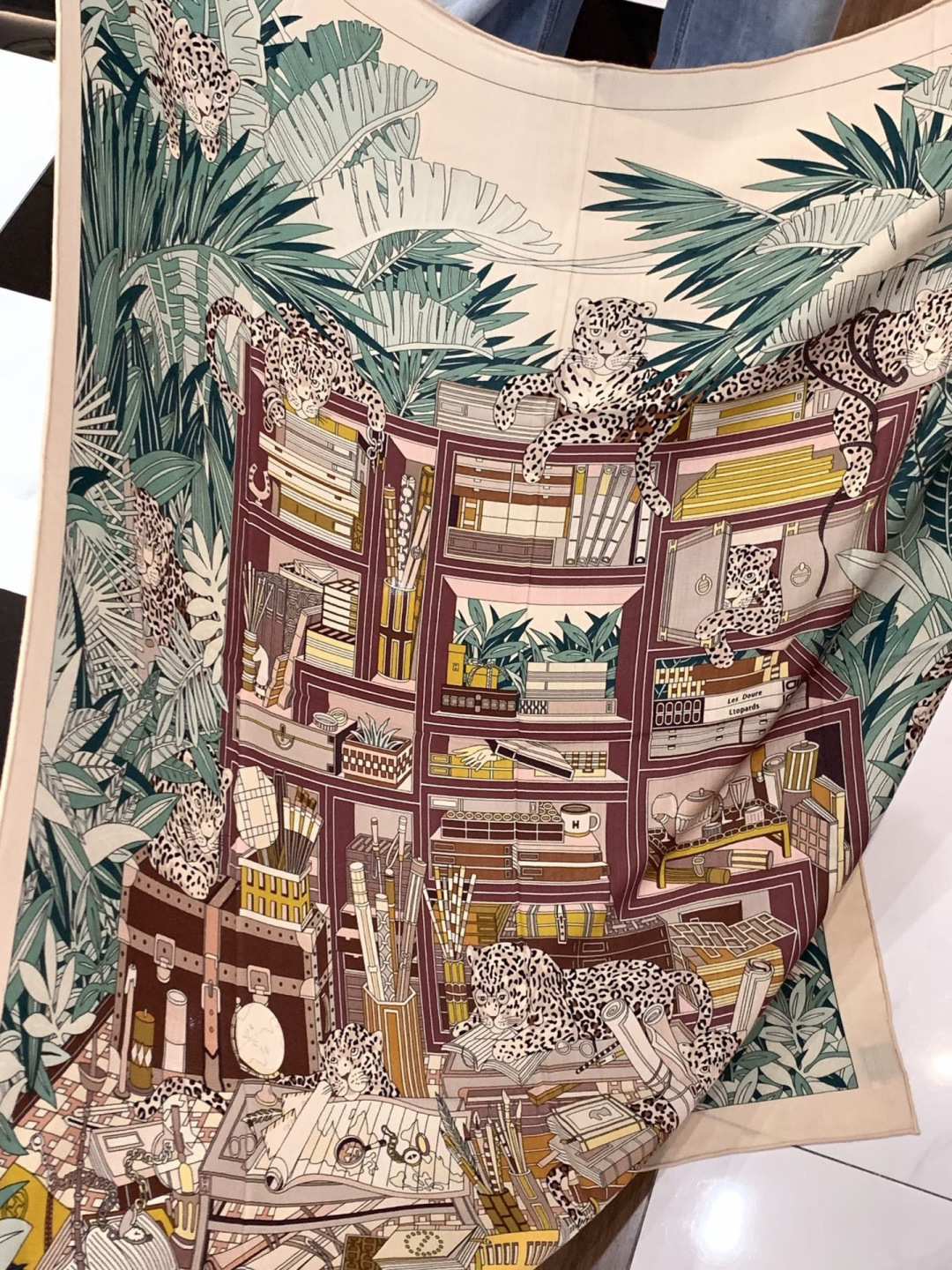 爱马仕新款双面同色 品名：十二花豹 面料：丝羊绒尺寸：140*140十二只花豹享受惬意休憩的时光。它们慵