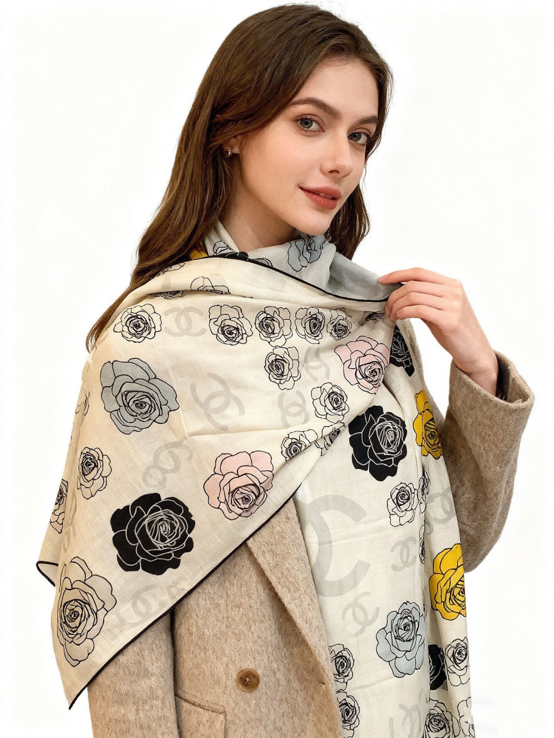 香奈儿上新❤️【Chanel】 经典茶花优雅Coco风，Chanel最新丝绒大方巾~气质到骨子里，香奶奶