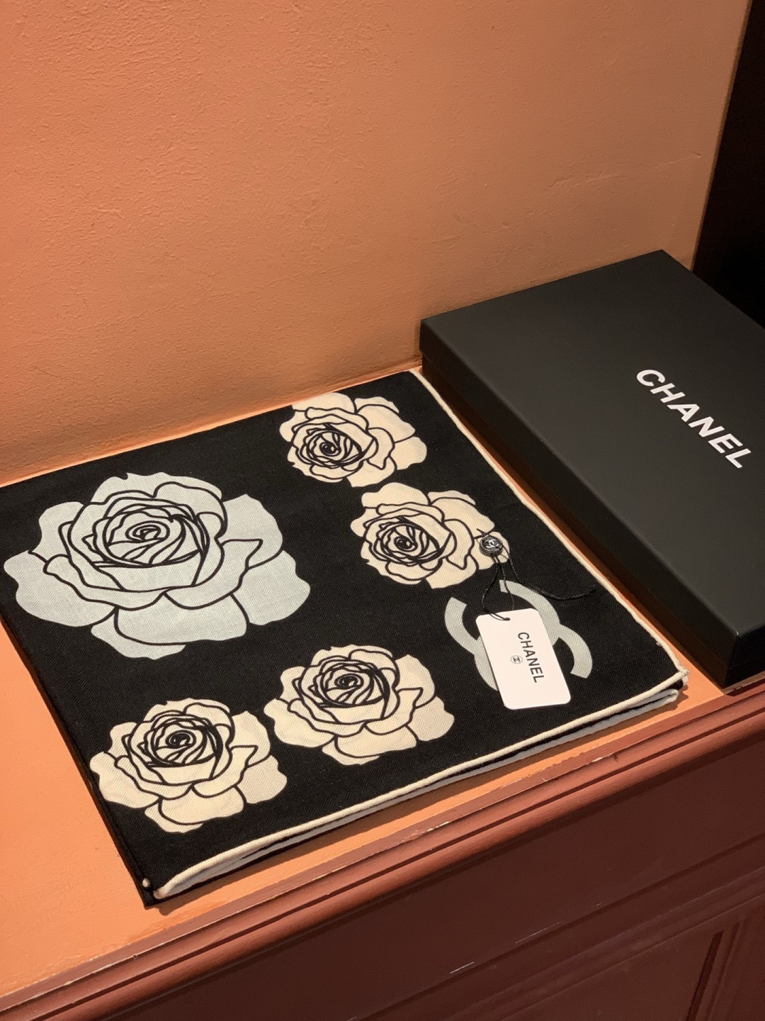 香奈儿上新❤️【Chanel】 经典茶花优雅Coco风，Chanel最新丝绒大方巾~气质到骨子里，香奶奶