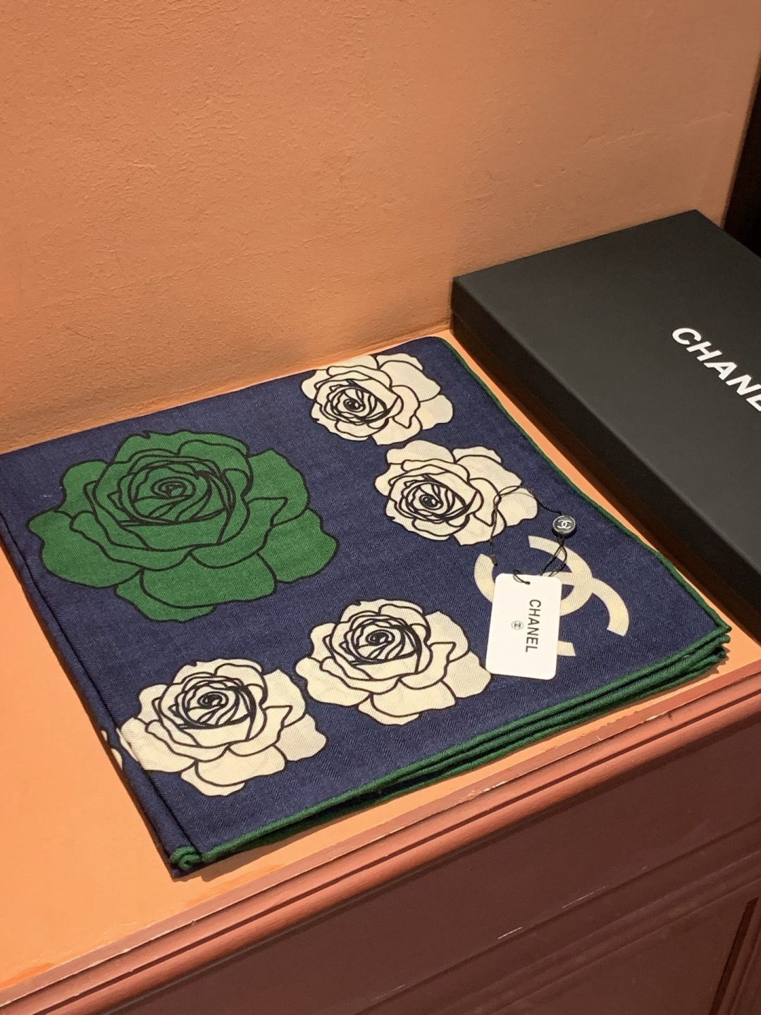 香奈儿上新❤️【Chanel】 经典茶花优雅Coco风，Chanel最新丝绒大方巾~气质到骨子里，香奶奶