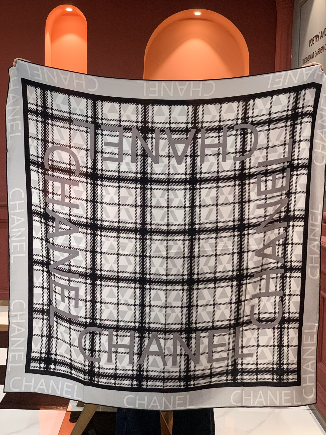 高级成衣系列～Chanel 【140双面同色丝绒披肩】此系列谱写一曲自由轻灵的赞歌本系列作品创新演绎品牌