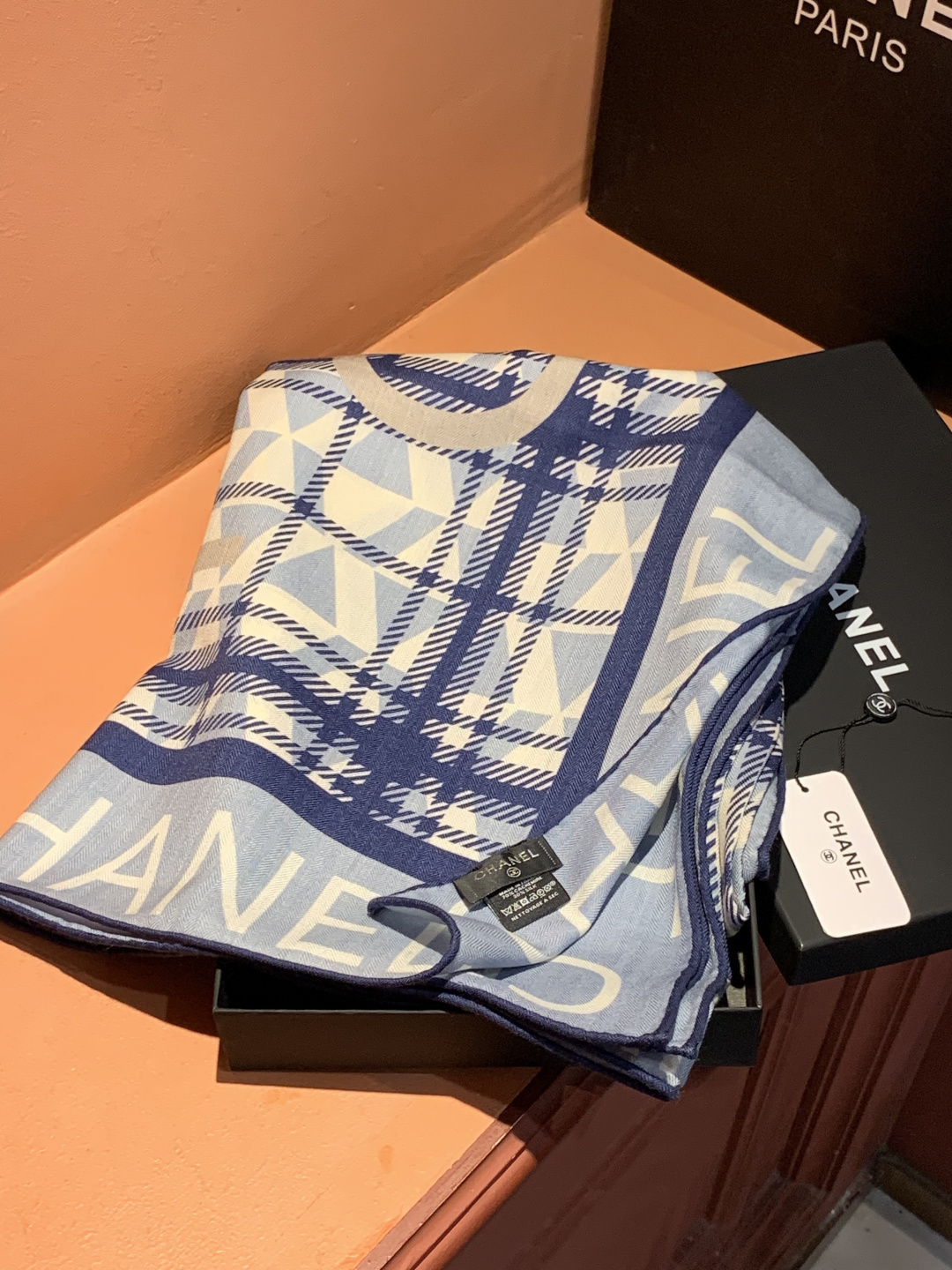 高级成衣系列～Chanel 【140双面同色丝绒披肩】此系列谱写一曲自由轻灵的赞歌本系列作品创新演绎品牌