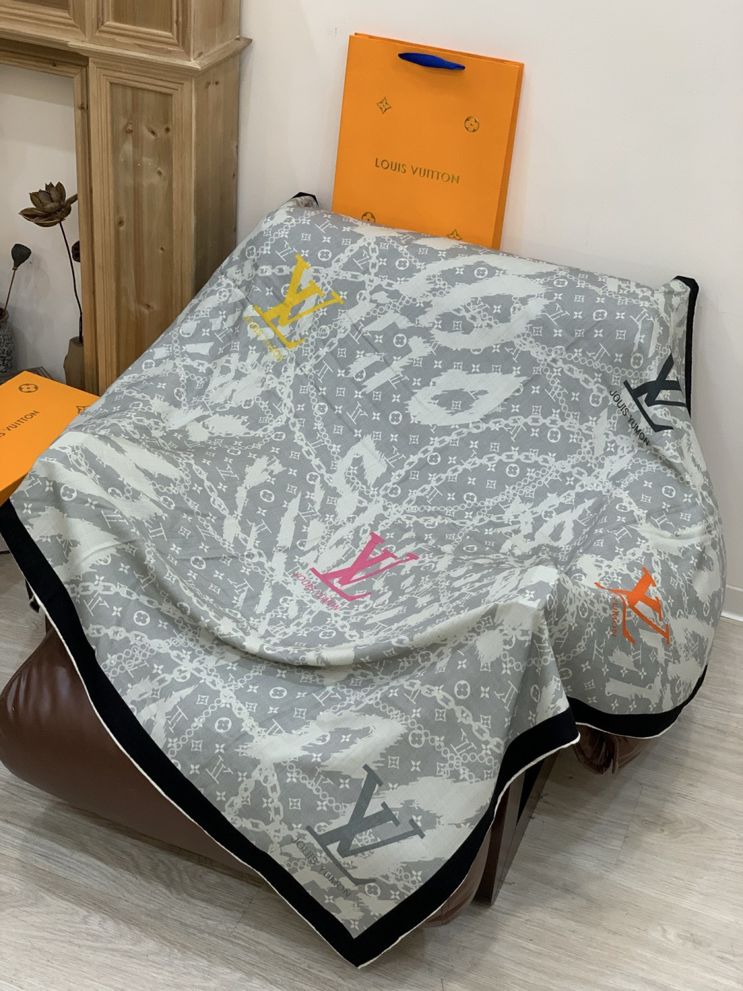 LV x TM 140披肩【140顶级丝绒双面同色披肩】本款L Multicolor披肩出自路易威登与知