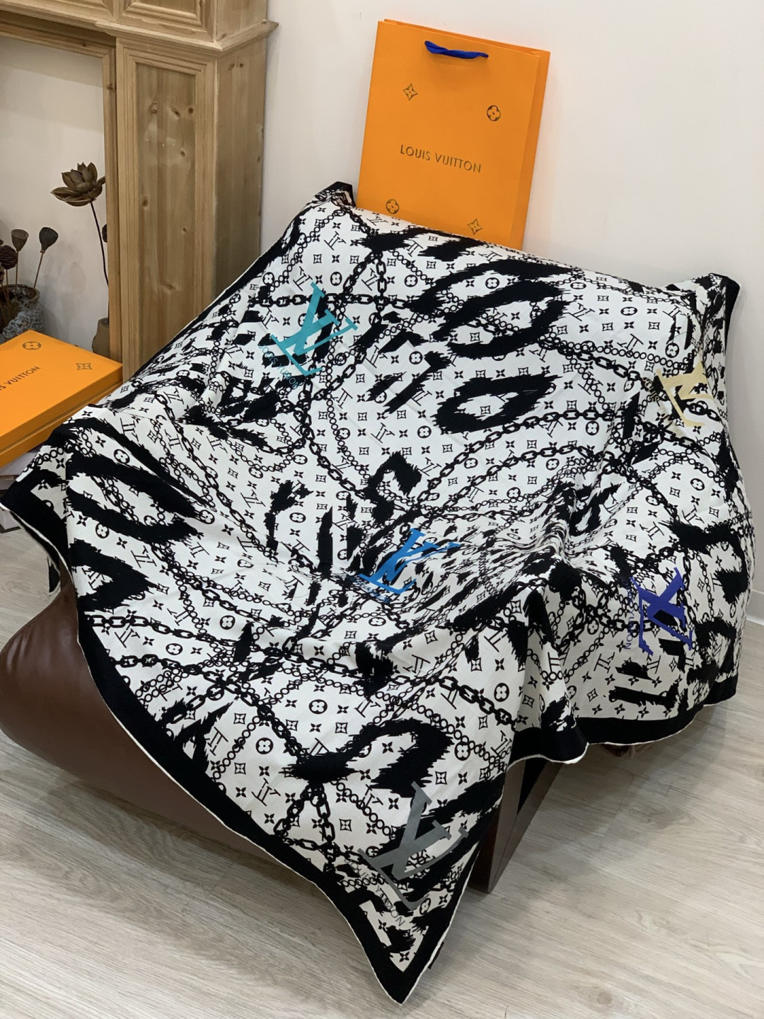 LV x TM 140披肩【140顶级丝绒双面同色披肩】本款L Multicolor披肩出自路易威登与知