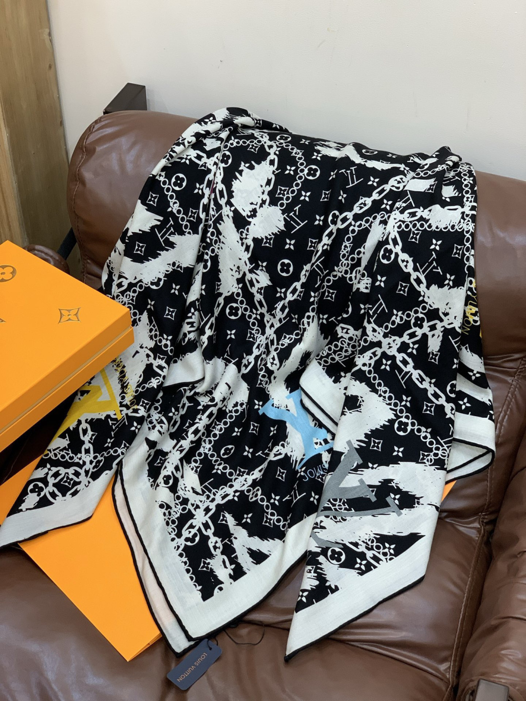 LV x TM 140披肩【140顶级丝绒双面同色披肩】本款L Multicolor披肩出自路易威登与知