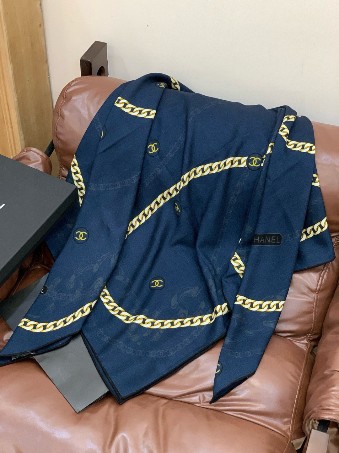 高级成衣系列～Chanel 【140双面同色丝绒披肩】此系列谱写一曲自由轻灵的赞歌本系列作品创新演绎品牌