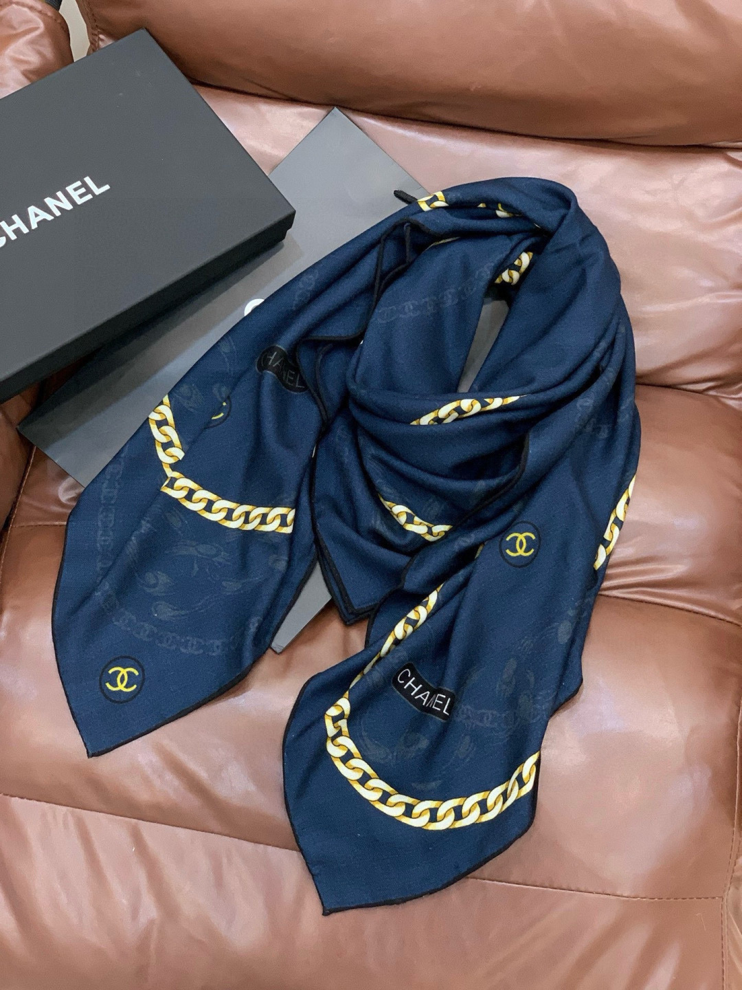 高级成衣系列～Chanel 【140双面同色丝绒披肩】此系列谱写一曲自由轻灵的赞歌本系列作品创新演绎品牌