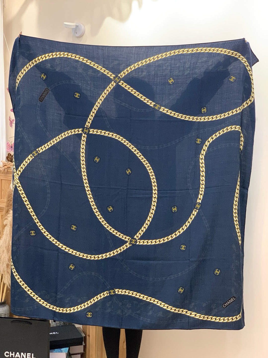 高级成衣系列～Chanel 【140双面同色丝绒披肩】此系列谱写一曲自由轻灵的赞歌本系列作品创新演绎品牌