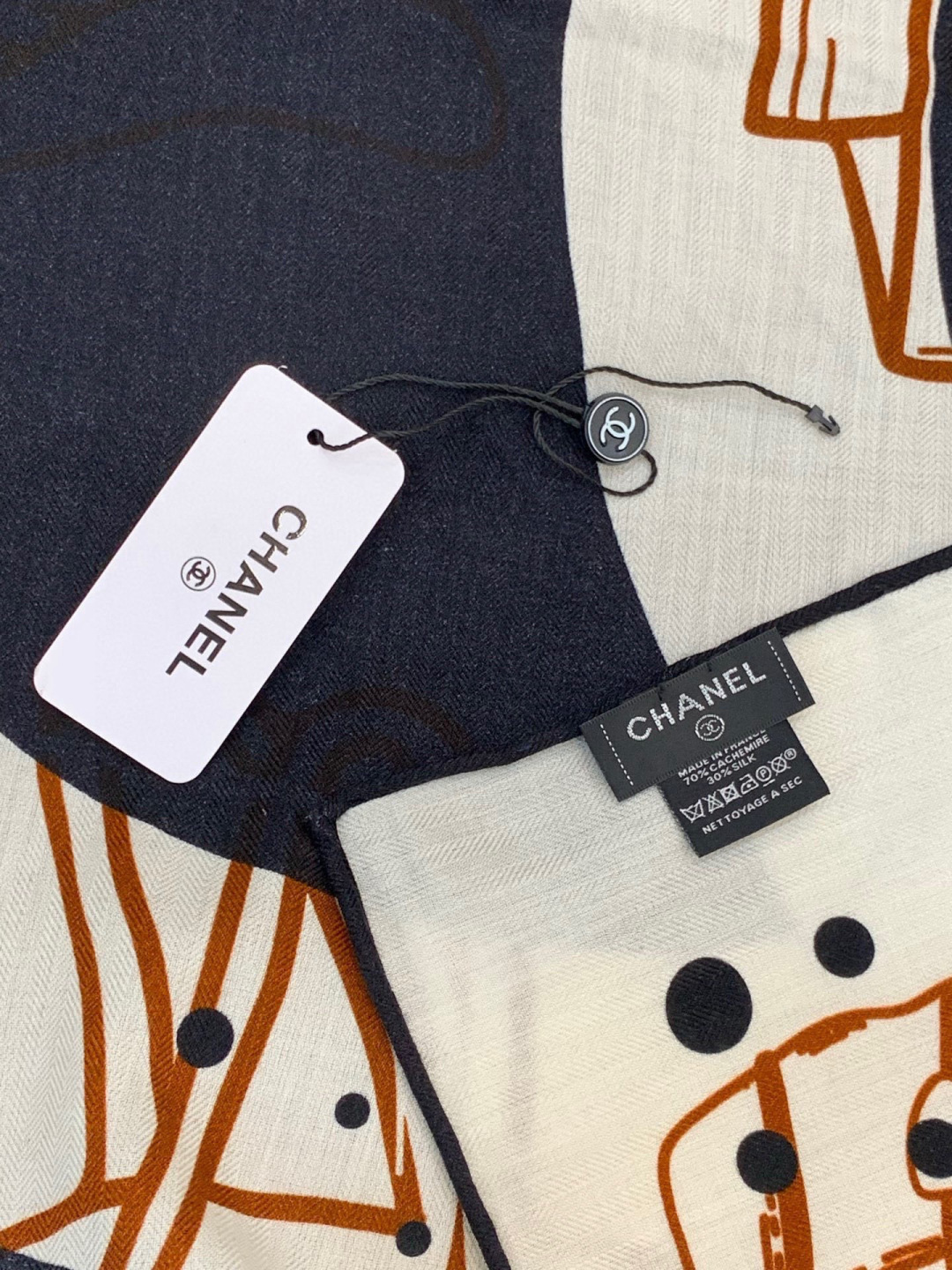 高级成衣系列～Chanel 【140双面同色丝绒披肩】此系列谱写一曲自由轻灵的赞歌本系列作品创新演绎品牌