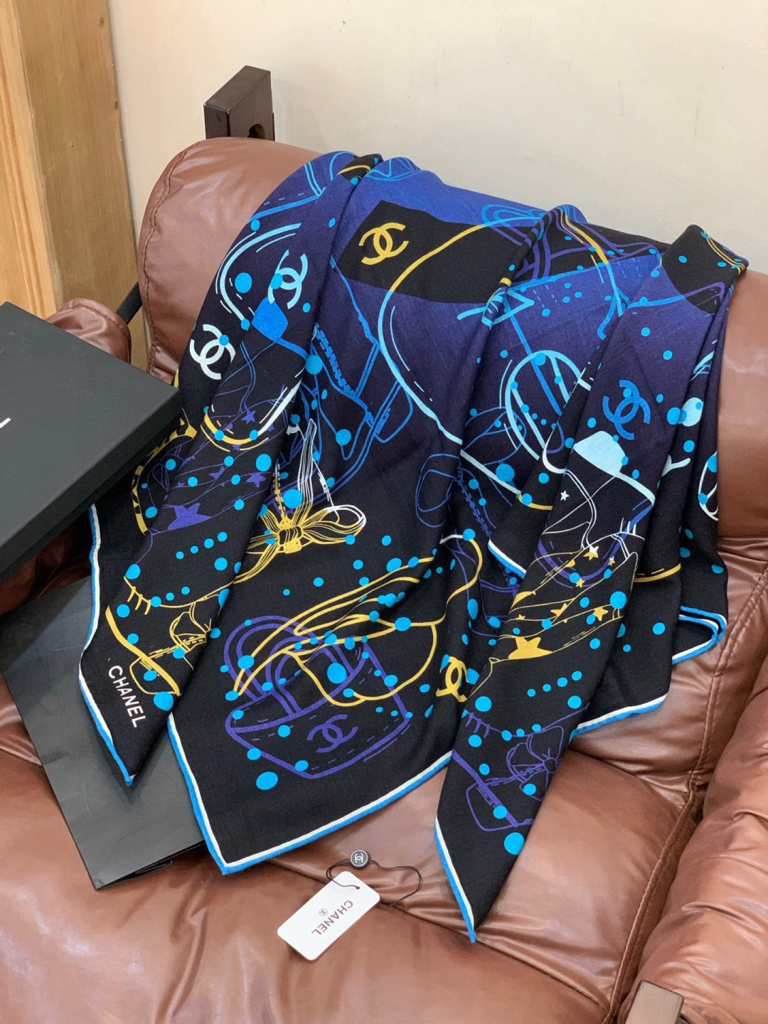 高级成衣系列～Chanel 【140双面同色丝绒披肩】此系列谱写一曲自由轻灵的赞歌本系列作品创新演绎品牌