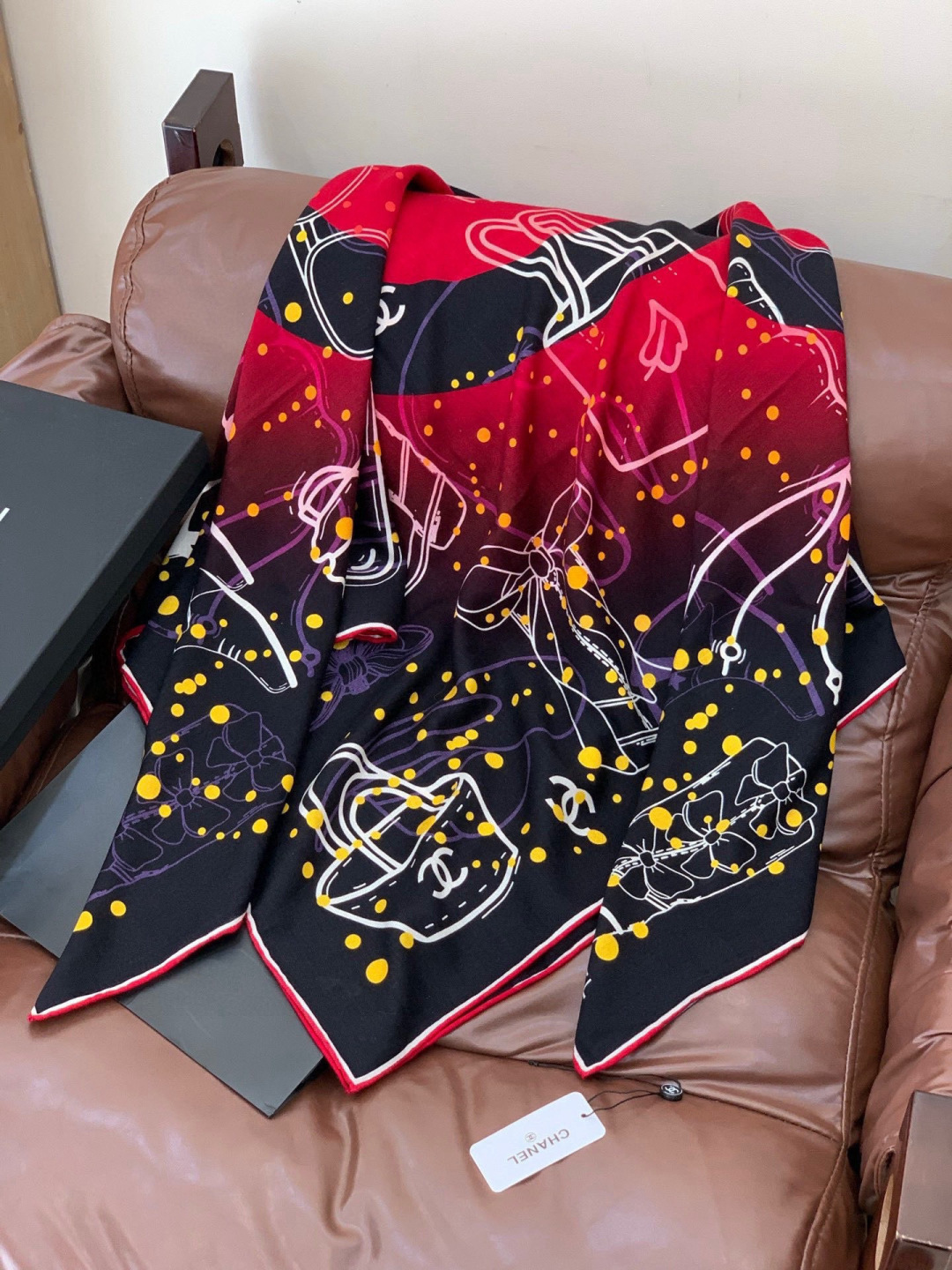 高级成衣系列～Chanel 【140双面同色丝绒披肩】此系列谱写一曲自由轻灵的赞歌本系列作品创新演绎品牌