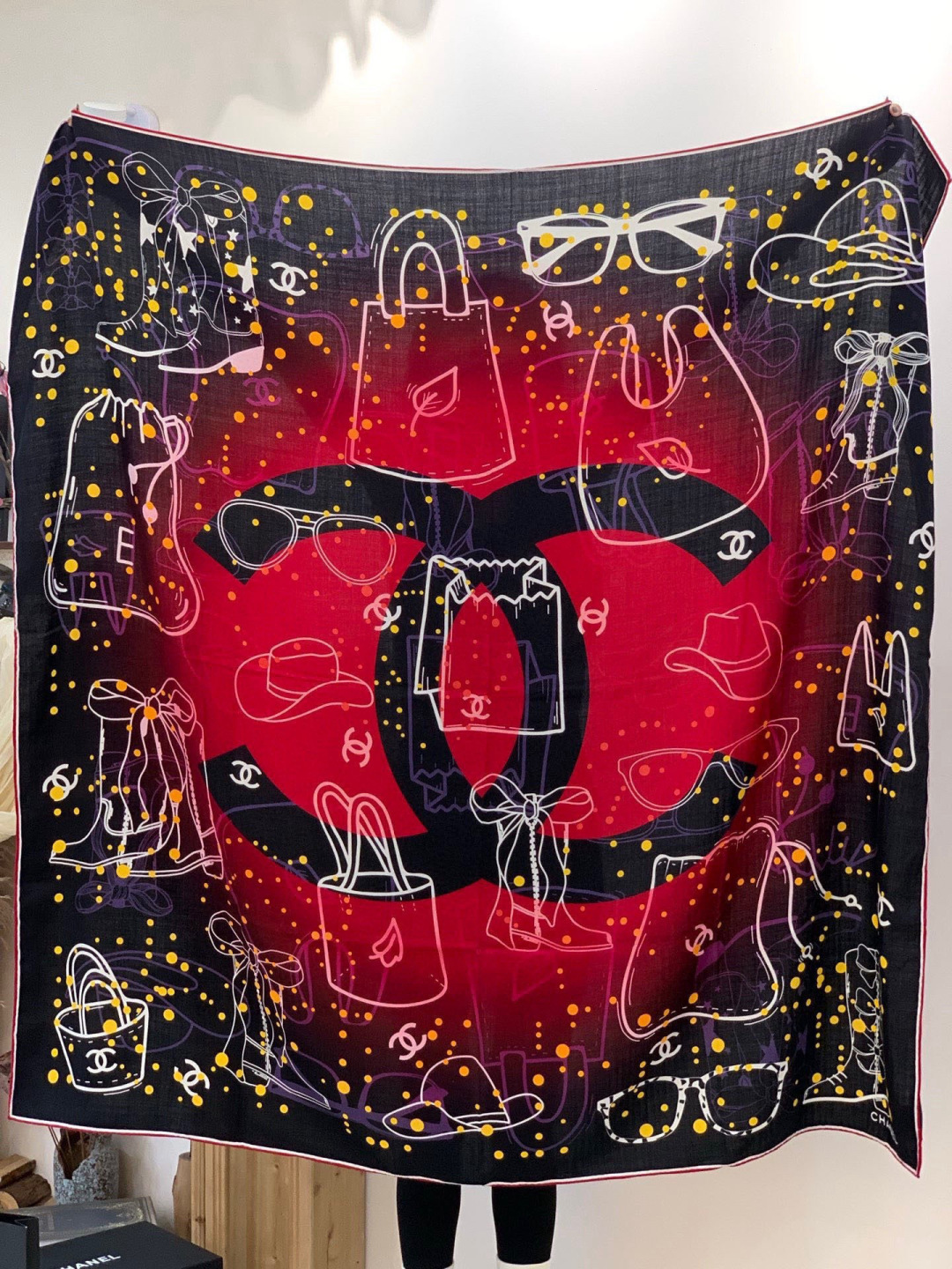 高级成衣系列～Chanel 【140双面同色丝绒披肩】此系列谱写一曲自由轻灵的赞歌本系列作品创新演绎品牌