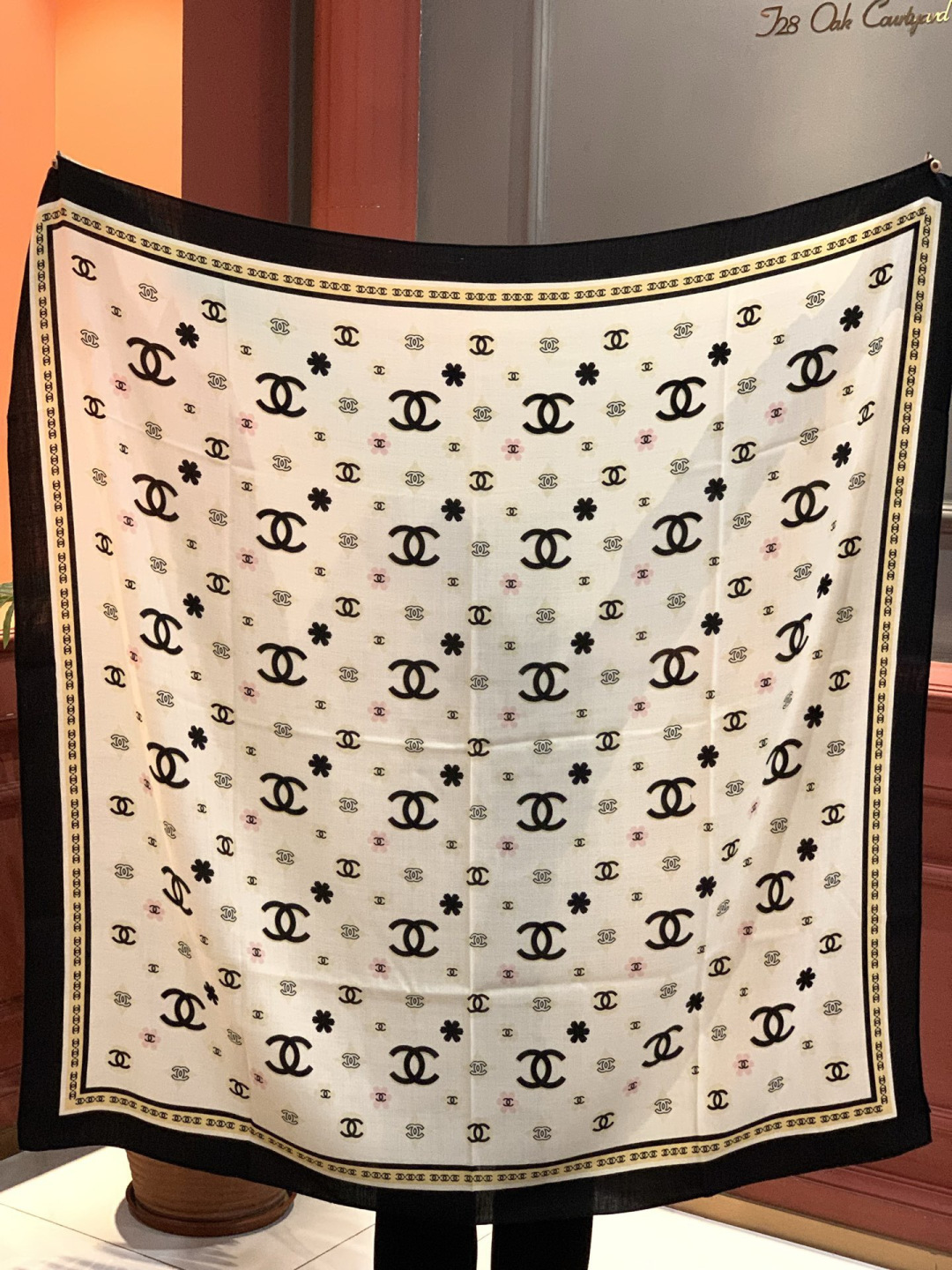 香奈儿上新❤️【Chanel】 经典茶花优雅Coco风，Chanel最新丝绒大方巾~气质到骨子里，香奶奶