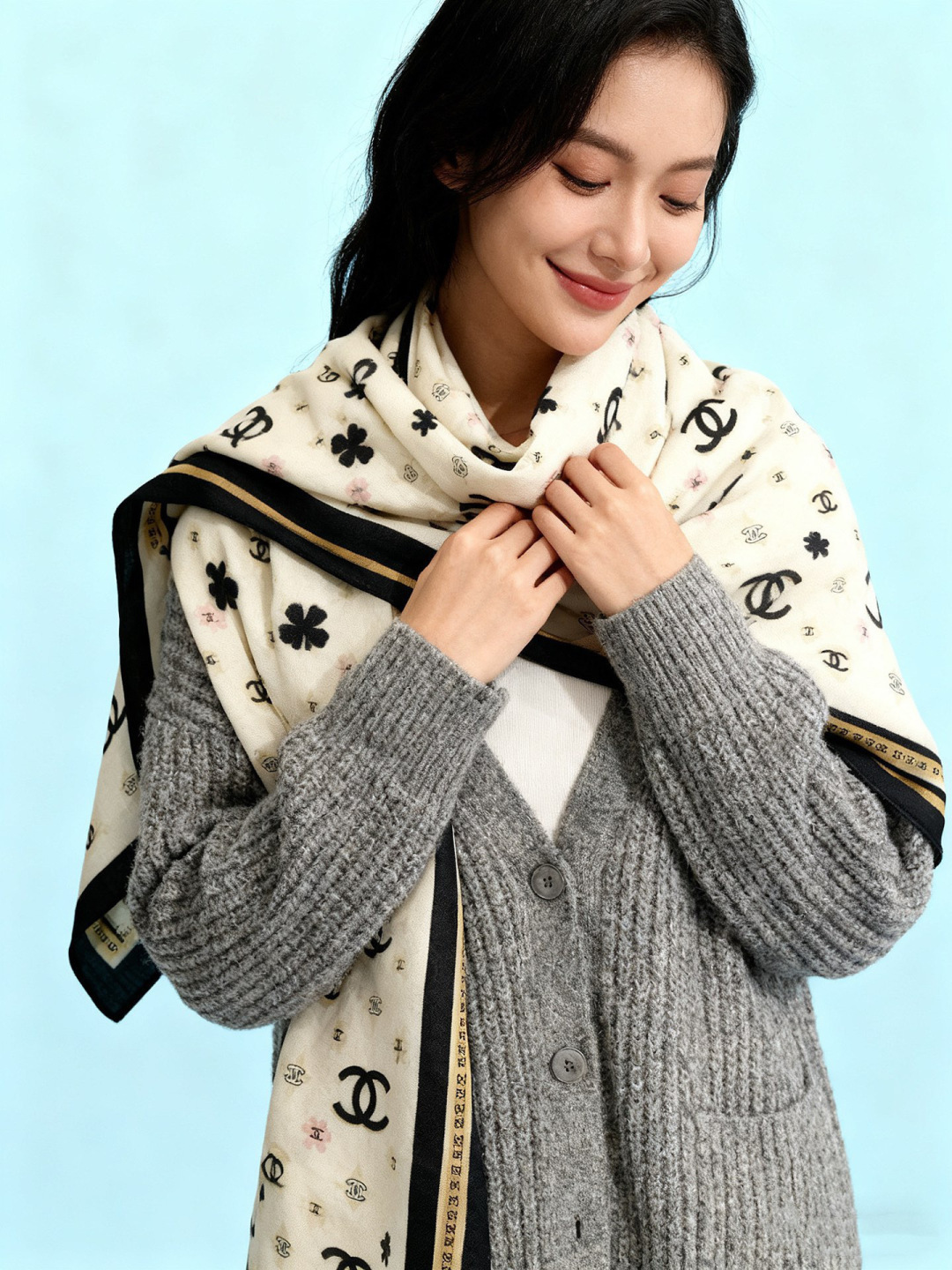 香奈儿上新❤️【Chanel】 经典茶花优雅Coco风，Chanel最新丝绒大方巾~气质到骨子里，香奶奶